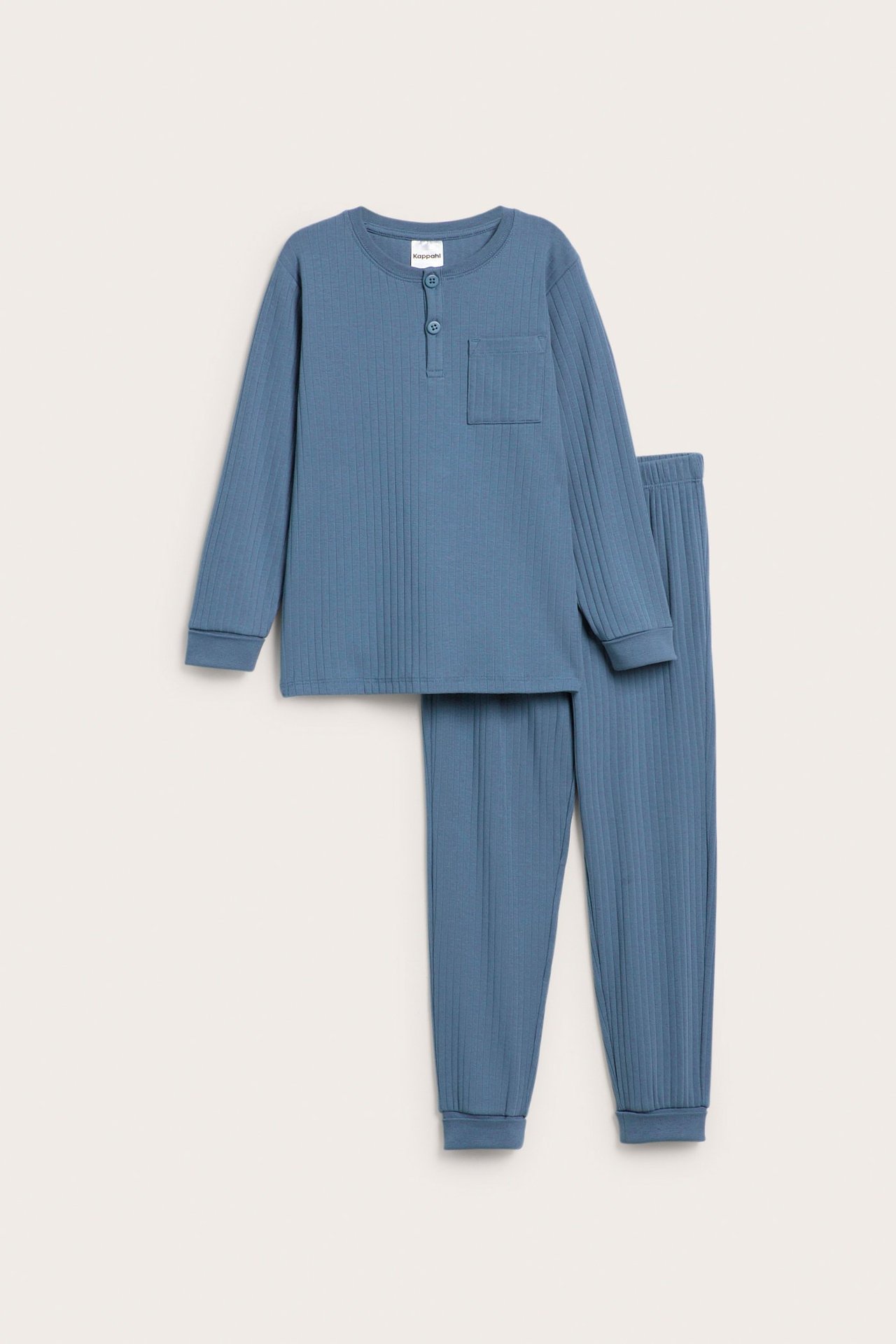 Edestä näkymä sinisestä ribbipyjamasetistä: pitkähihainen paita napeilla ja yhteensopivat housut.