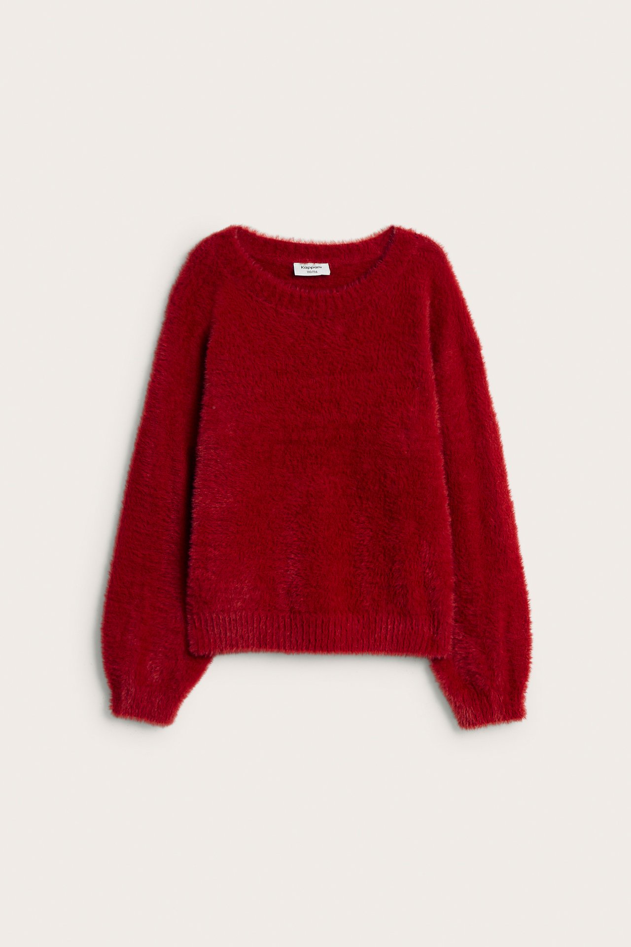 Framifrån, röd stickad tröja i fluffigt feather yarn med långa ärmar och rund hals.