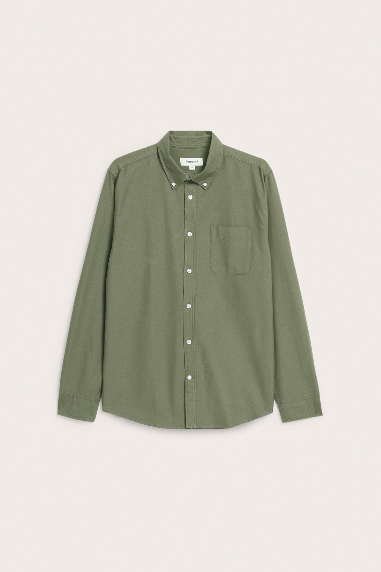 Framifrån, herrars grönmelerade regular fit oxfordskjorta med button-down krage och bröstficka.
