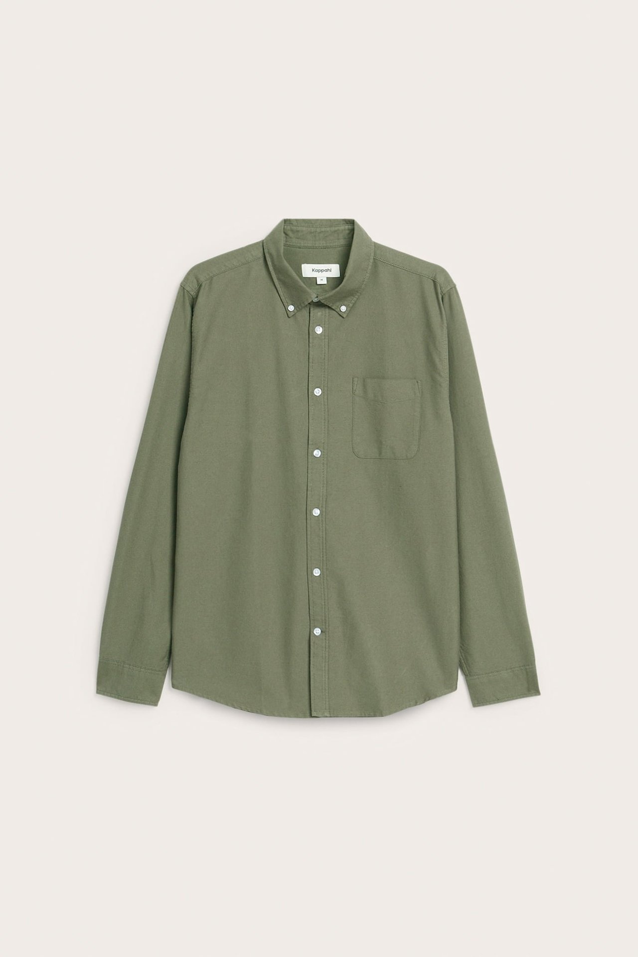 Framifrån, herrars grönmelerade regular fit oxfordskjorta med button-down krage och bröstficka.