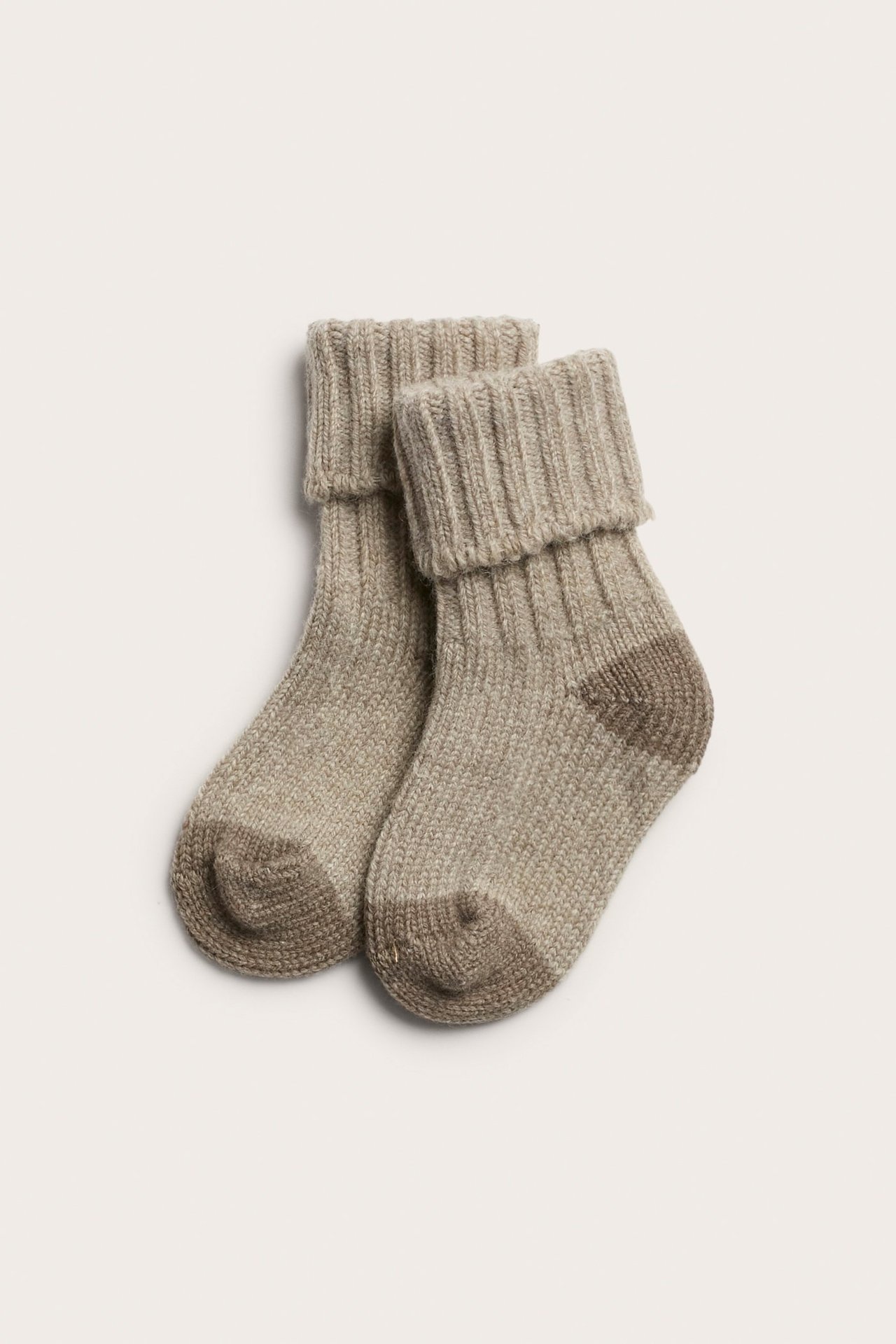 Ylhäältä kuvattu meleeratut beiget villasekoitesukat, joissa resorit ja tummemmat vahvistetut kantapäät ja kärjet.