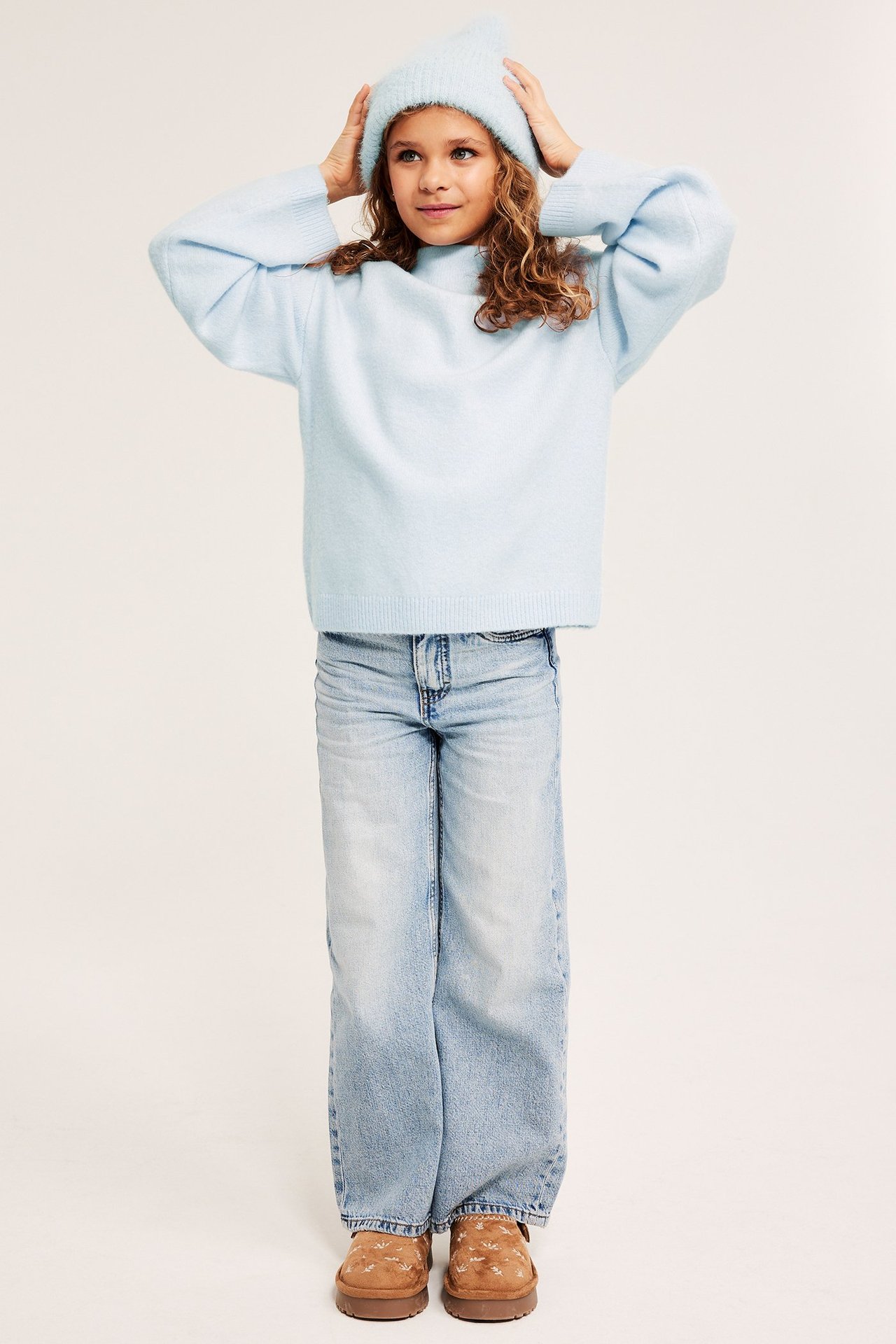 Stickad tröja med skorstenskrage