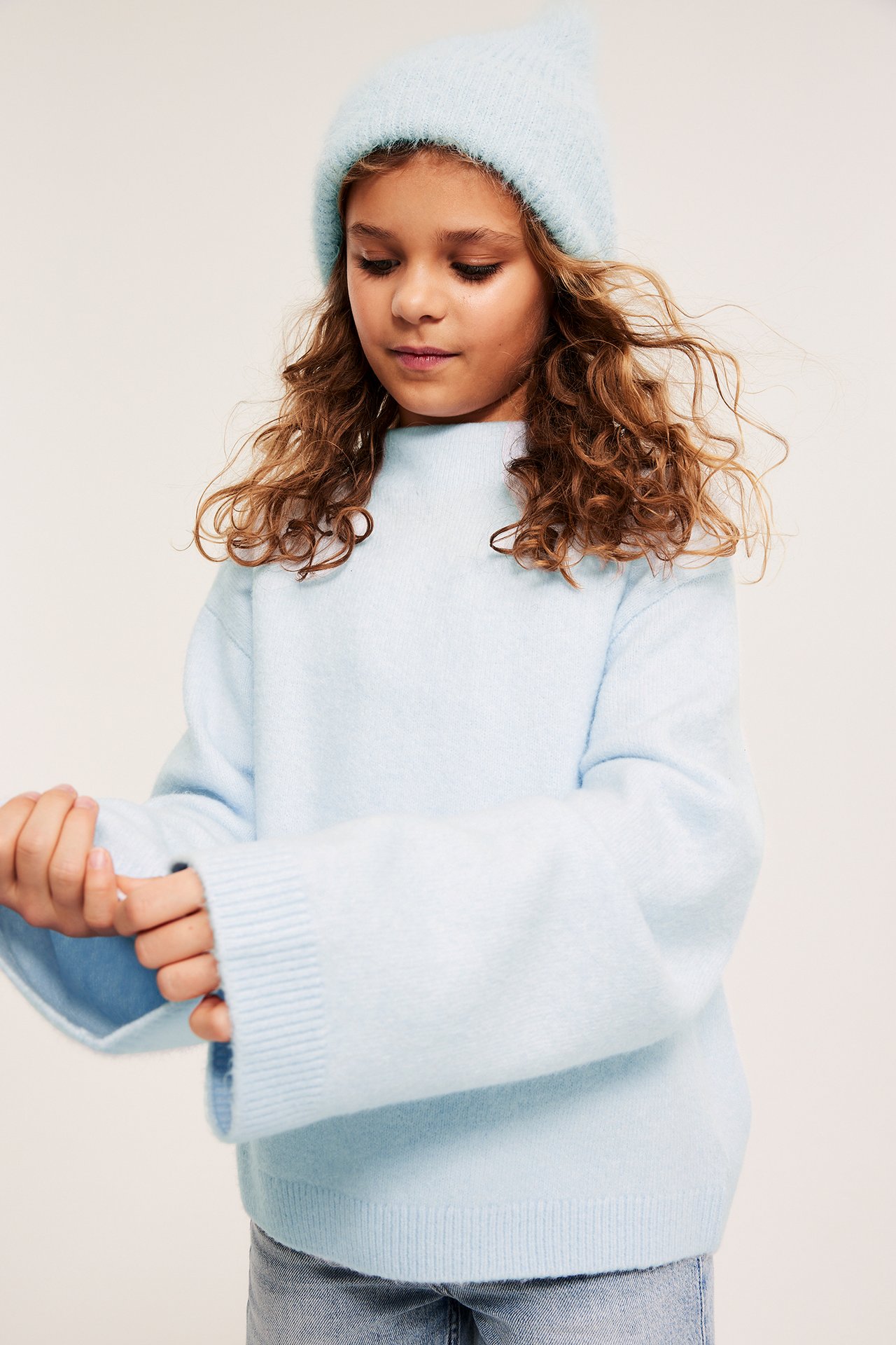 Strikkegenser med skorsteinskrage