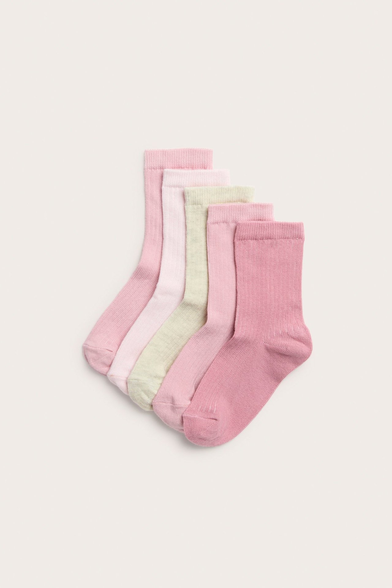 Widok z góry: pięć par prążkowanych skarpet z bawełny w odcieniach różu i jasnej zieleni.