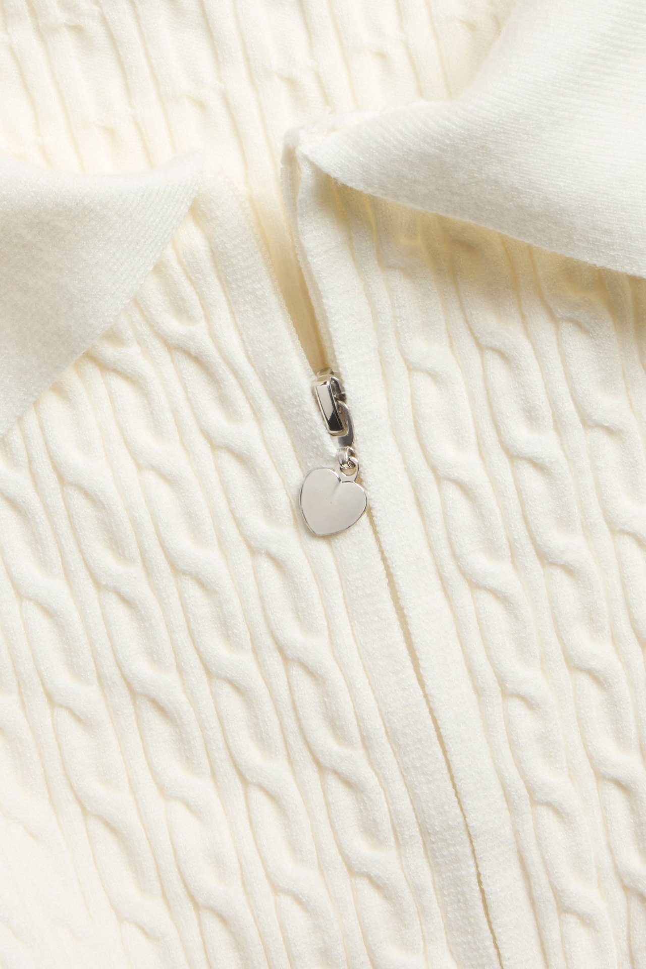 Offwhite vetoketjullinen napillinen villatakki, pitkähiha, päällä paita.