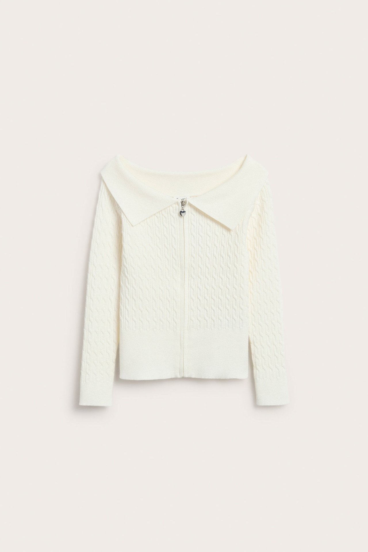 Offwhite kabelstickad tröja med dragkedja och dekorativ dragkedja, långärmad, modell.