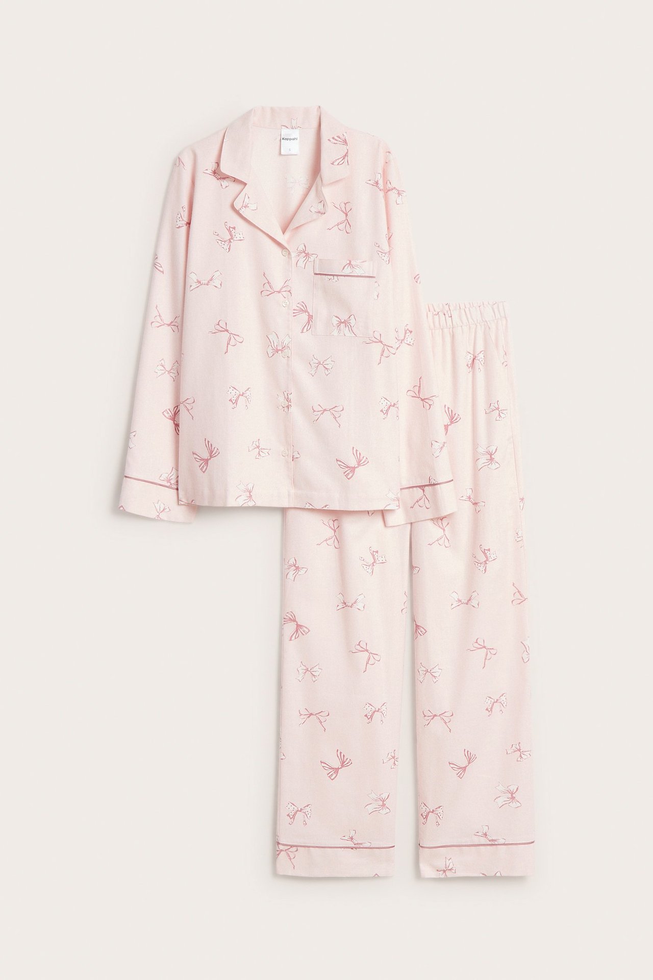 Forside av et rosa flanellpyjamassett med sløyfemønster og passpoaldetaljer.
