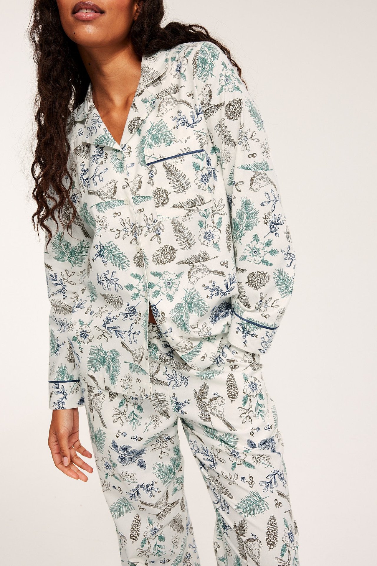 Kobieta w białych piżamach flanelowych z kwiatowym wzorem, front.
