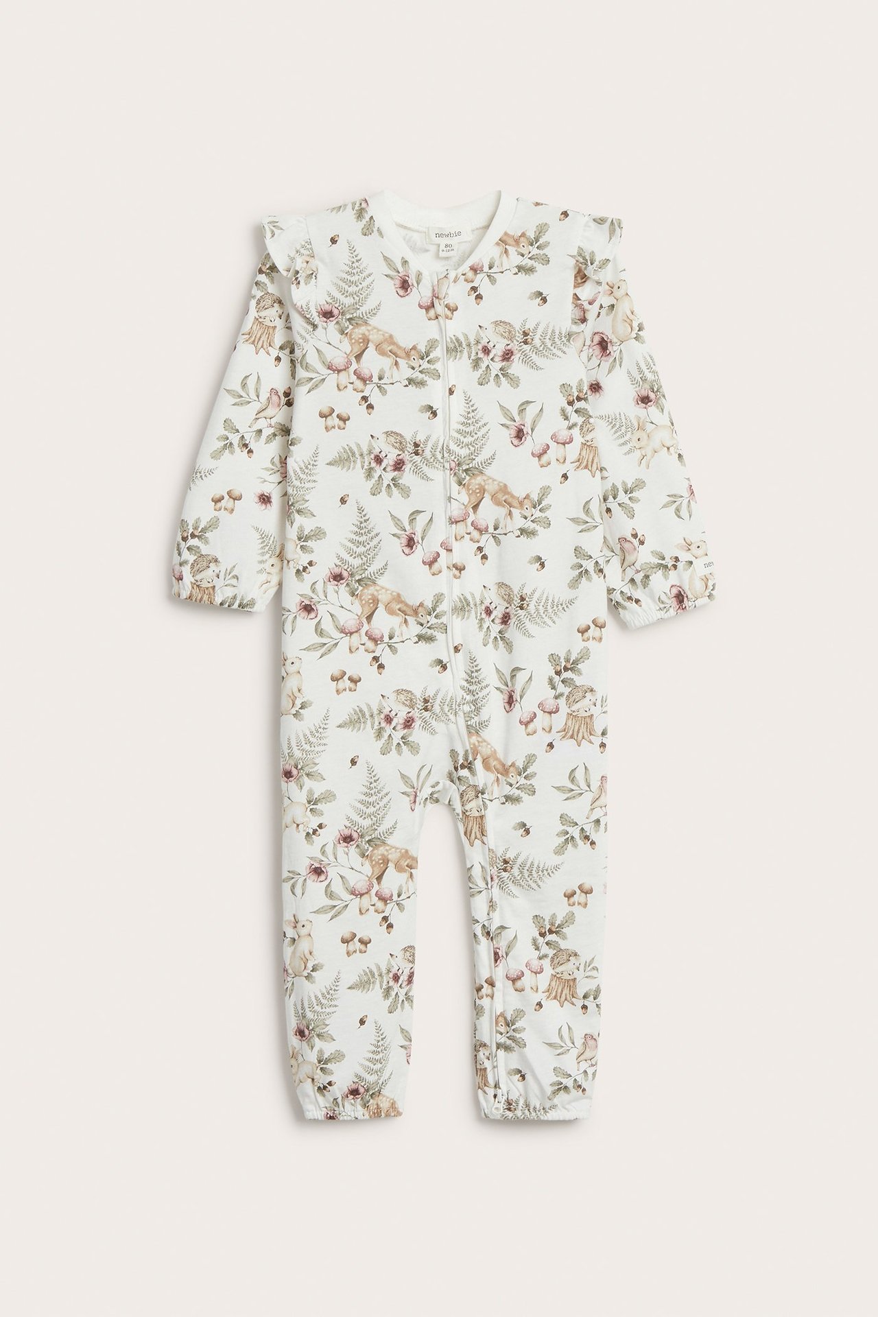 Frontvisning: Offwhite baby pyjamas med skogsdyr- og blomstermønster, skulderkapper og toveis glidelås.