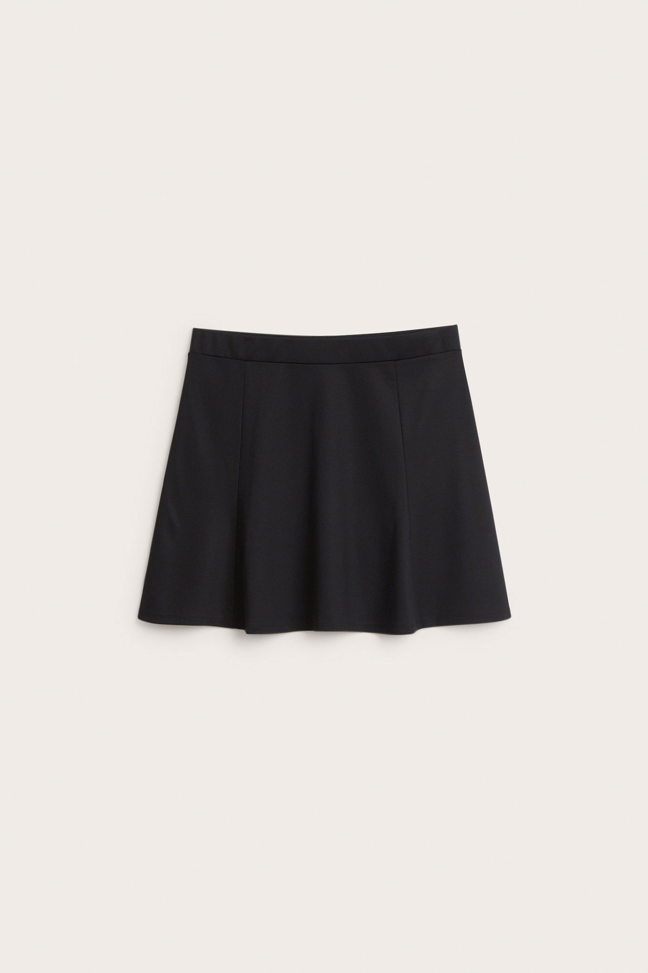 Widok z przodu czarnej, jednolitej spódnicy skater z mieszanki wiskozy.