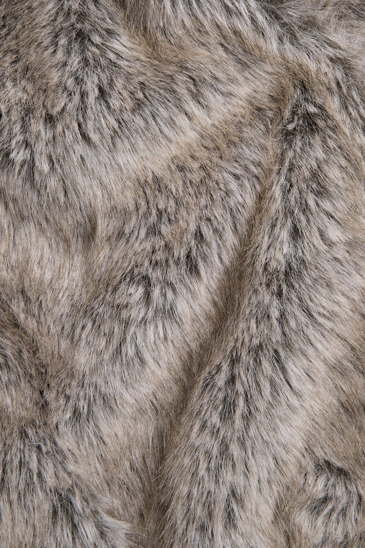 Zbliżenie na szary melanżowy materiał ze sztucznego futra.