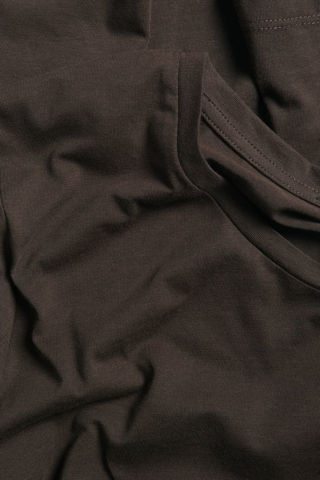 Zbliżenie na ciemnobrązowy, jednolity T-shirt z mieszanki bawełny z prążkowanym okrągłym dekoltem.