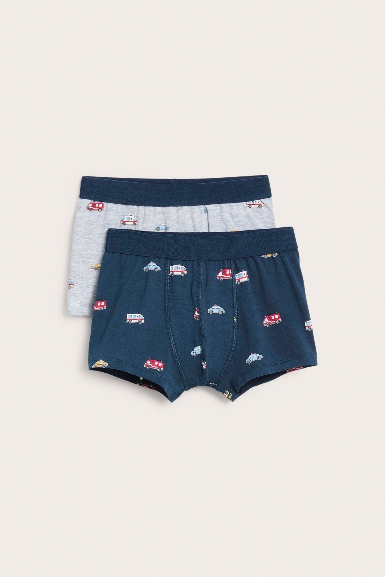Edestä näkymä lasten 2-pack bokserishortseista: tummansiniset ajoneuvokuviolla ja vaaleanharmaat ajoneuvokuviolla.