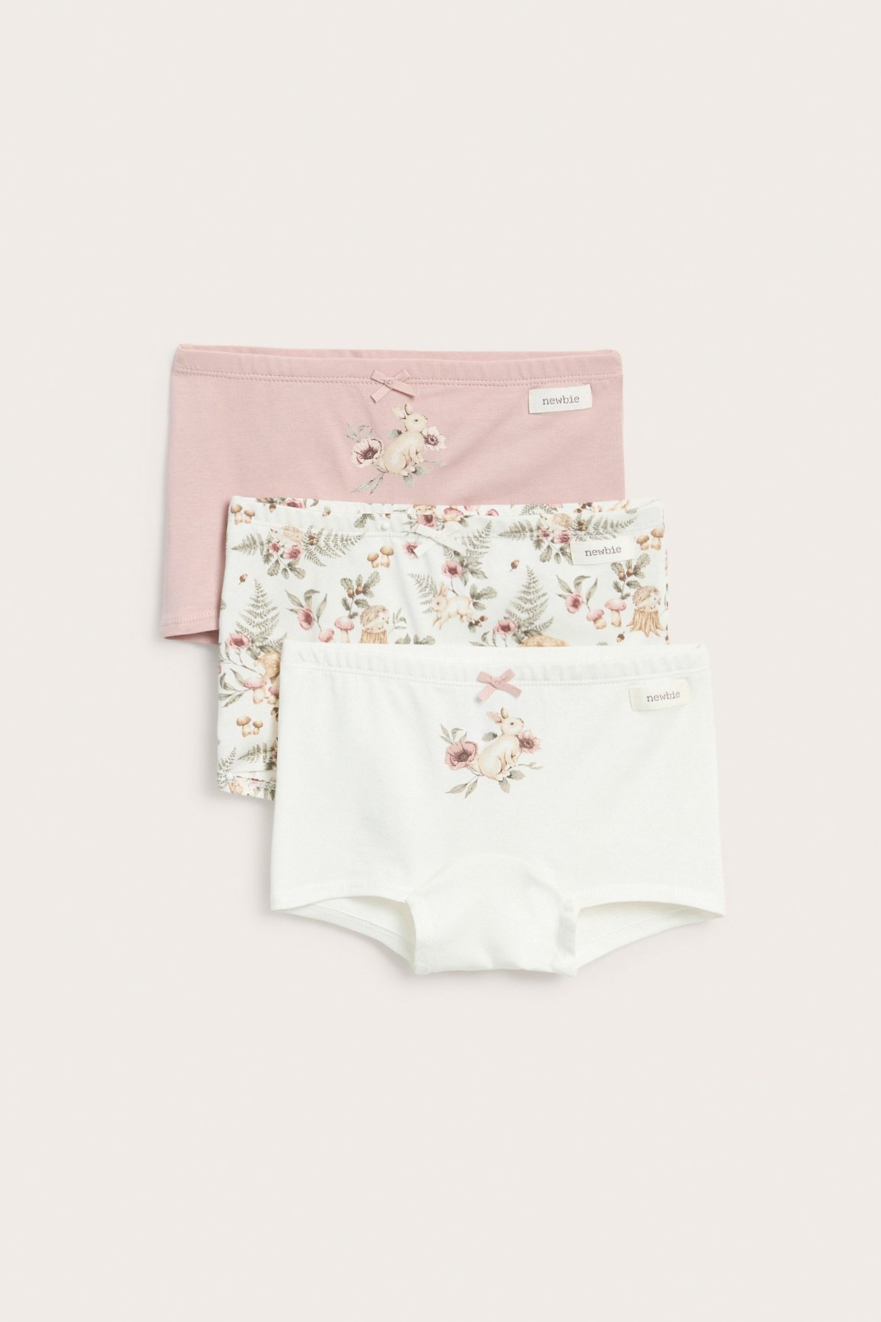 Frontbilde av tre barne-jerseyboksere: offwhite med kanintrykk, blomstret allover og lys rosa med kanintrykk.