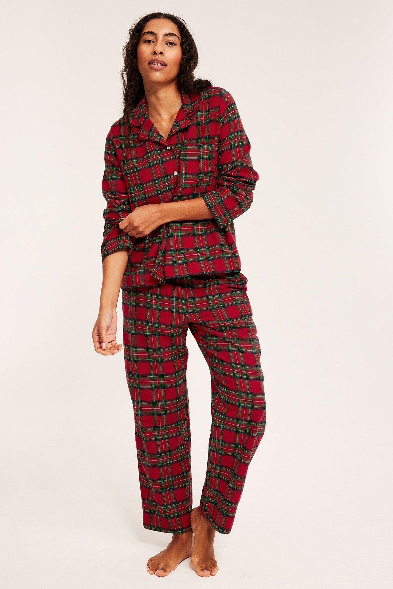 Punainen raidallinen flanellimallinen pyjama, kaulus, rintatasku, joustava vyötärö, nainen.