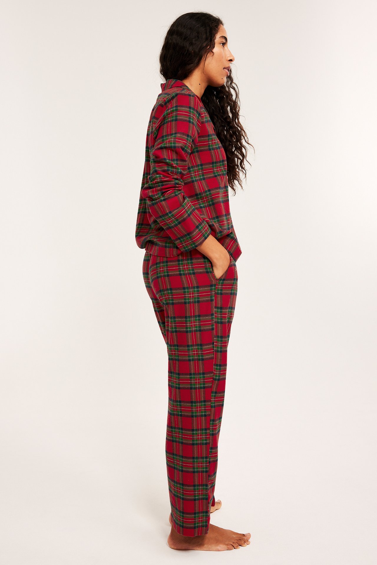 Czerwone w kratę piżamy flanelowe dla kobiety z kołnierzem, kieszeniami i gumką w pasie.