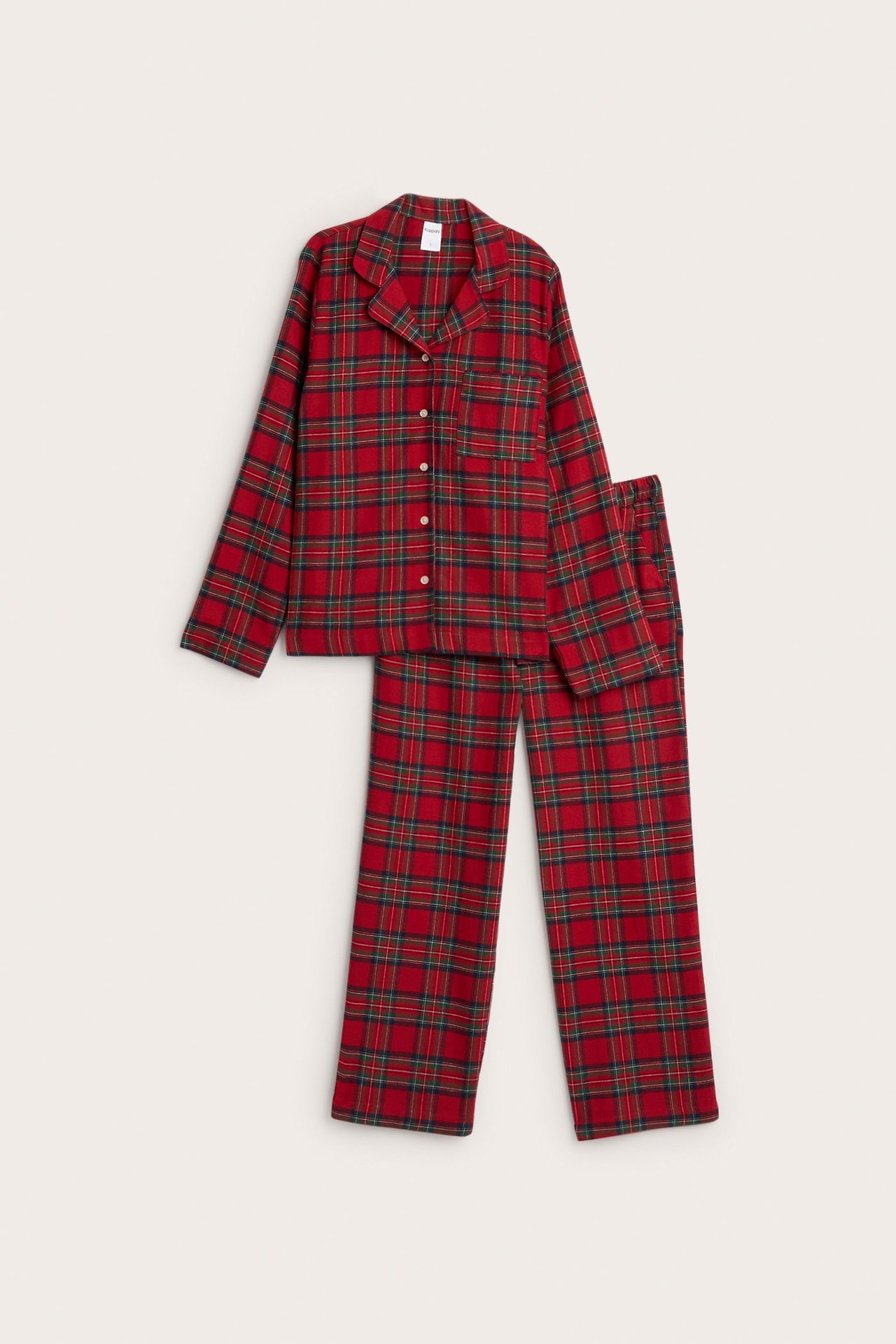 Forfra, rød rutete flanellpyjamas med krage, knapper og matchende bukser med elastisk midje.