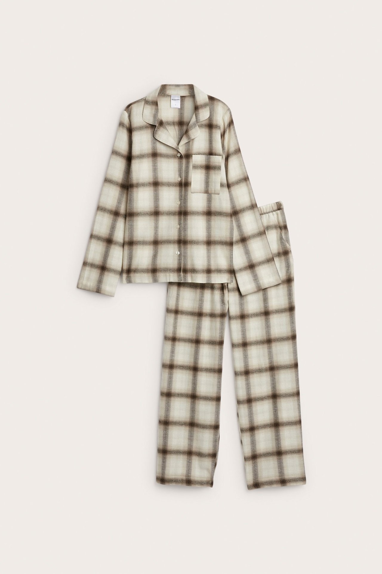 Forfra, lys beige rutete flanellpyjamas med knappet overdel og matchende bukser.
