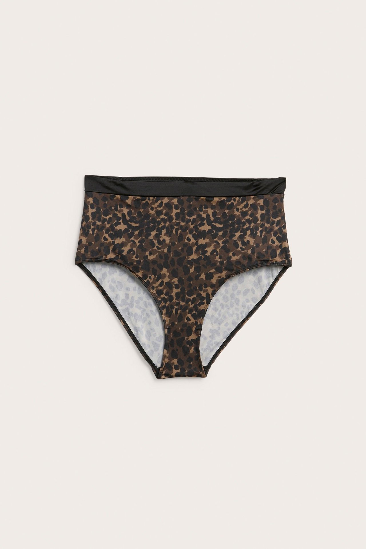 Frontvisning av en brun leopardmønstret høy truse med svart elastisk linning.