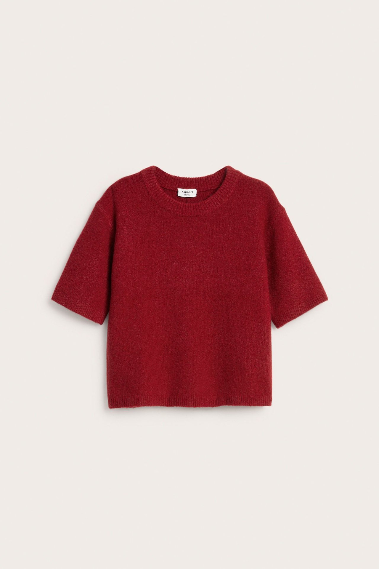 Frontvy av en röd finstickad kortärmad tröja med rund halsringning.