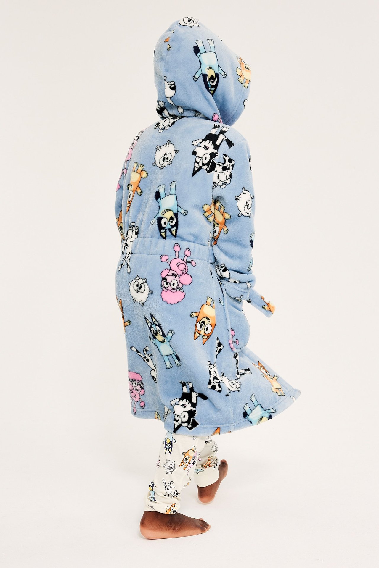 Lapsen sininen fleecemorgonrengas Bluey-kuviolla, huppu, napit, vyö ja kaksi etutaskua.