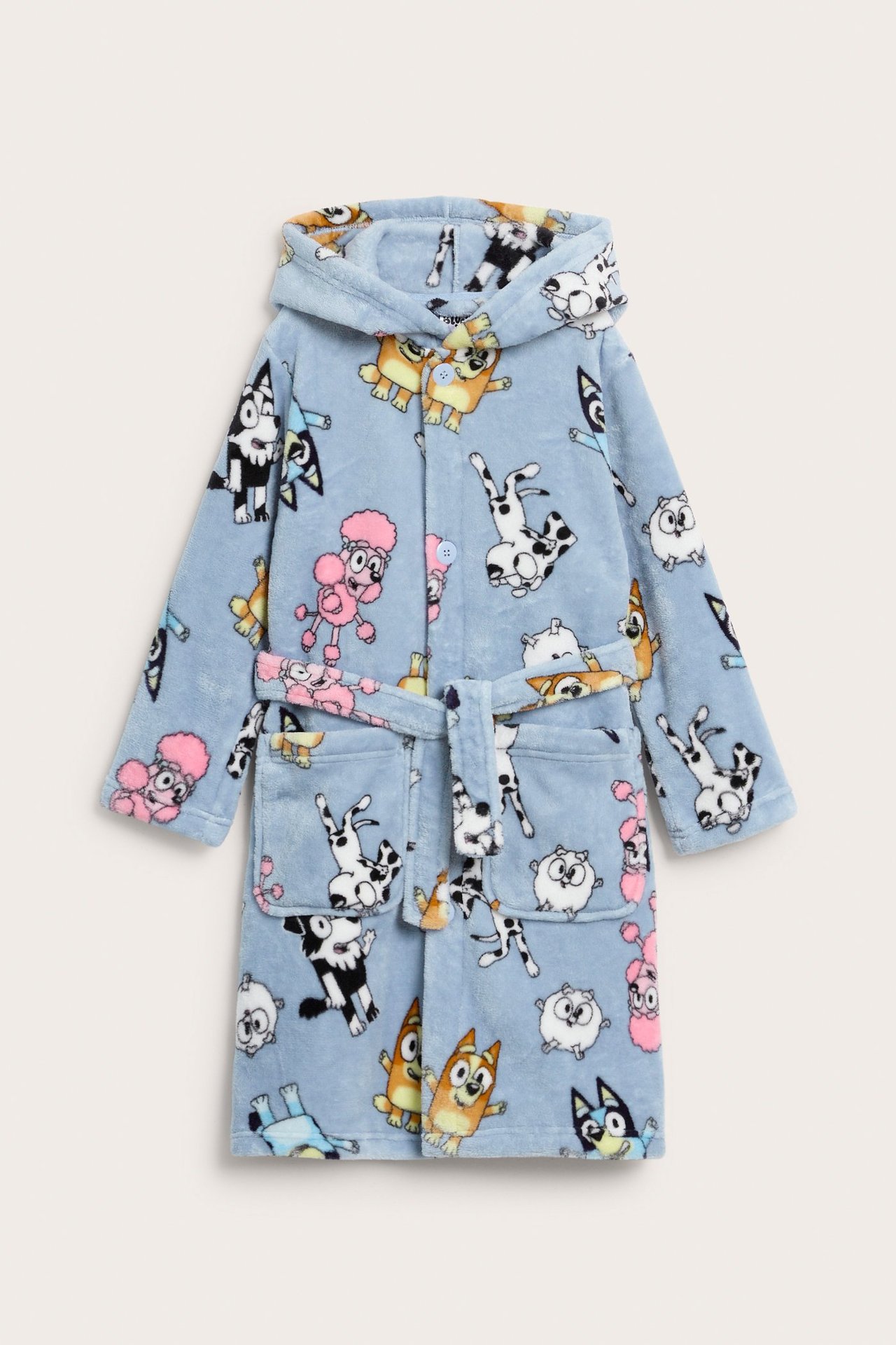 Edestä, lasten vaaleansininen hupullinen fleece-aamutakki Bluey-kuviolla, napeilla ja solmittavalla vyöllä.