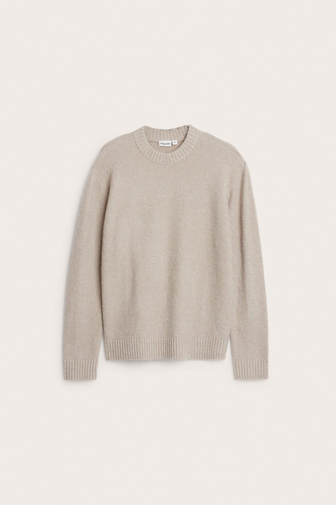Frontvisning av en beige ensfarget strikket herregenser med rund hals og bouclétekstur.