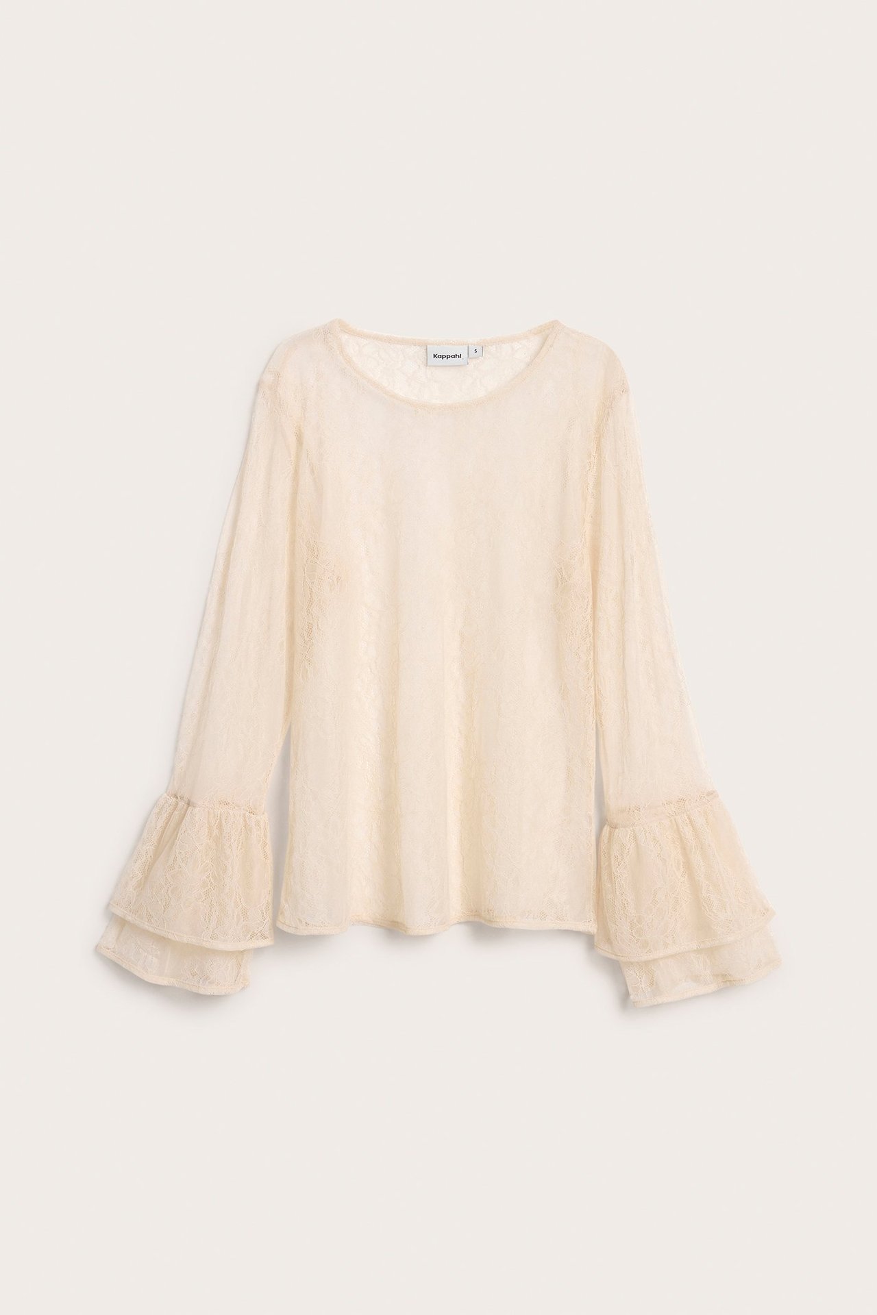 Frontvisning av en offwhite blondebluse med lange puffermer og volangdetaljerte elastiske mansjetter.
