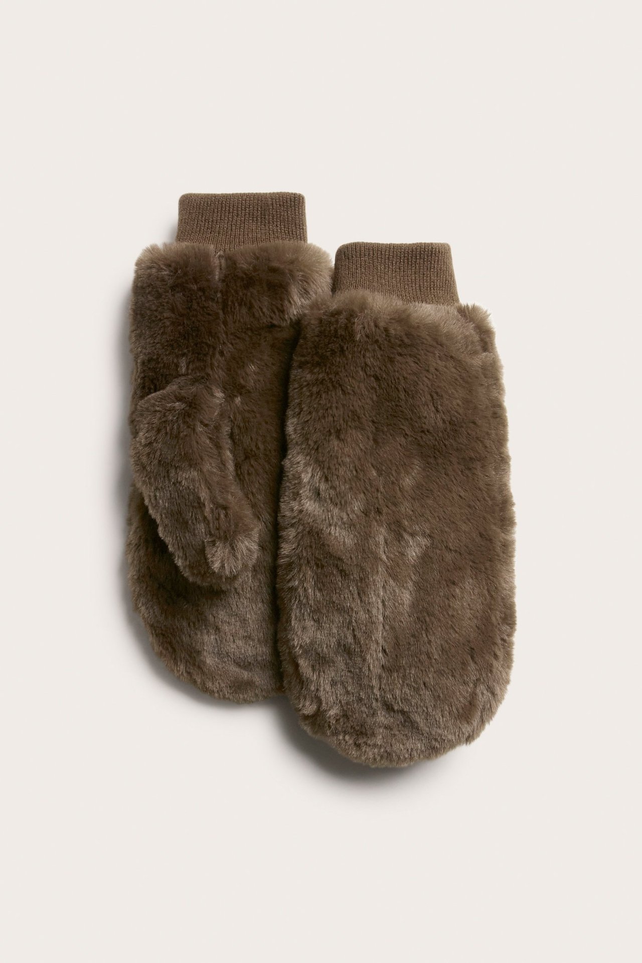 Widok z przodu brązowych rękawiczek z imitacji futra z prążkowanymi mankietami.