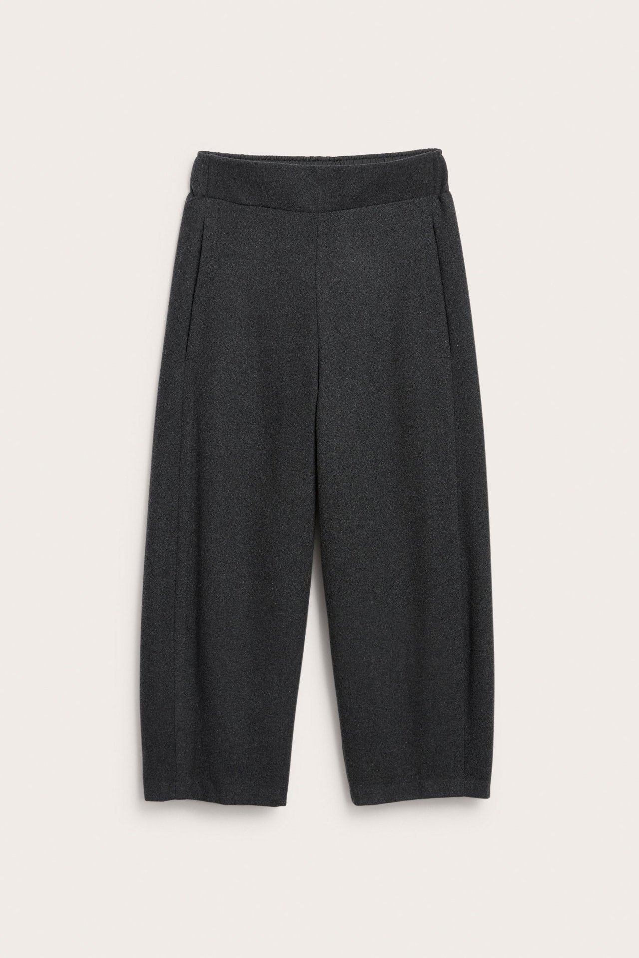 Edestä kuvatut tummanharmaat meleeratut villasekoitehousut, leveät ja joustovyötäröllä, sivutaskuin.