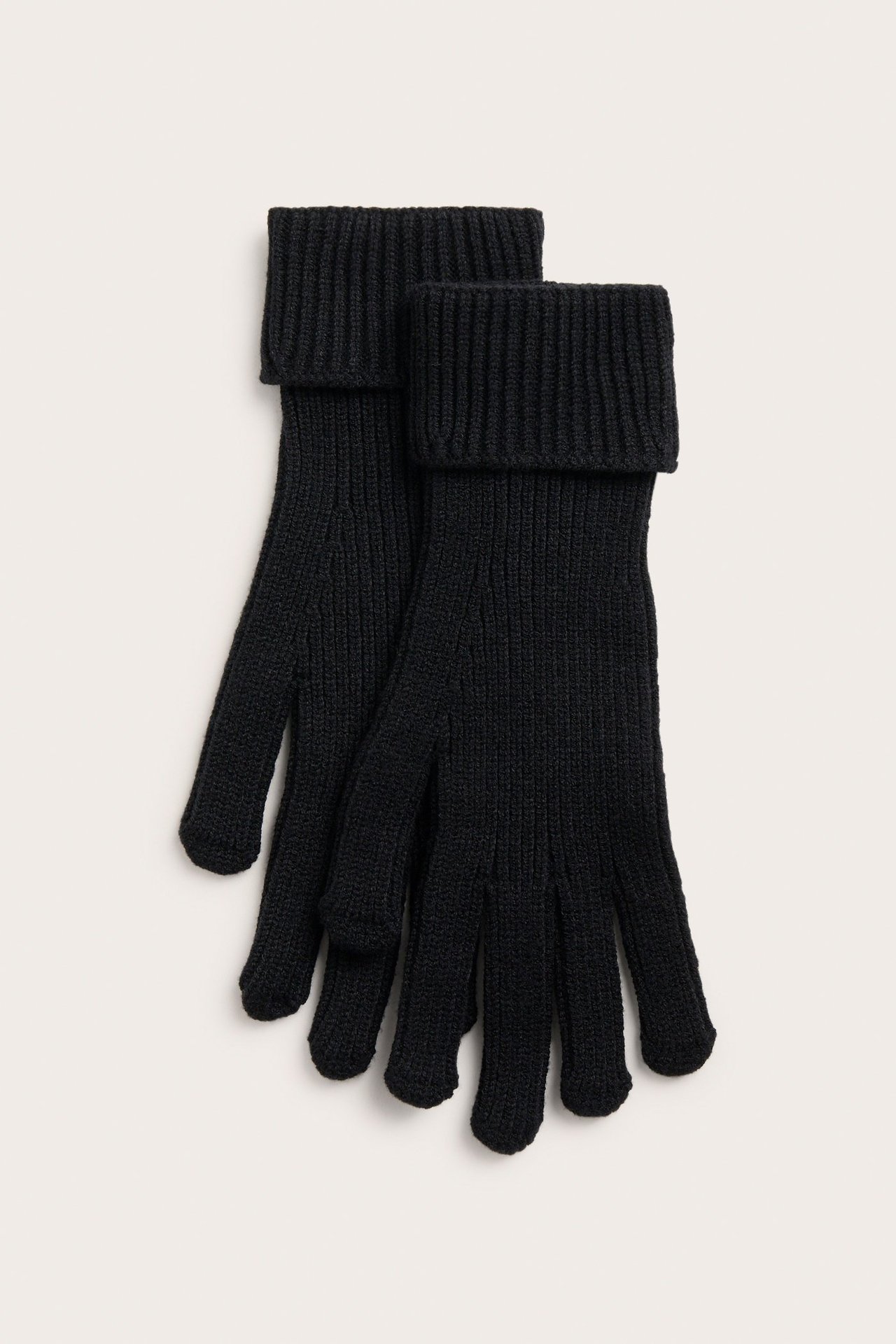 Widok z góry na parę czarnych, prążkowanych rękawiczek z dzianiny z wywiniętymi mankietami.