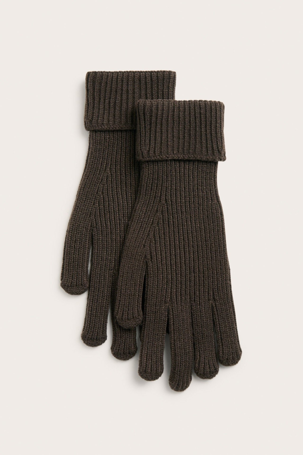 Widok z przodu pary ciemnobrązowych, prążkowanych rękawiczek z palcami i wywiniętymi mankietami.