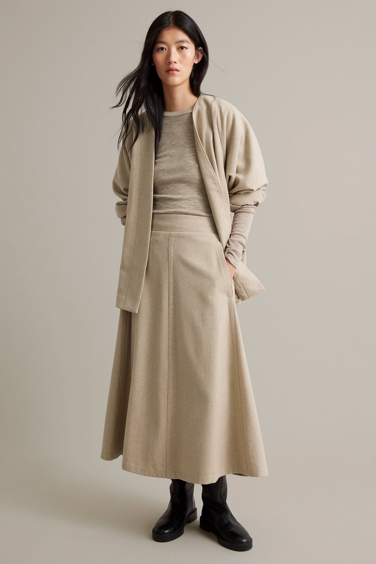 Nainen beige-melange villasekoitekeskikokoinen hame, sivutaskut ja elastinen vyötärö.