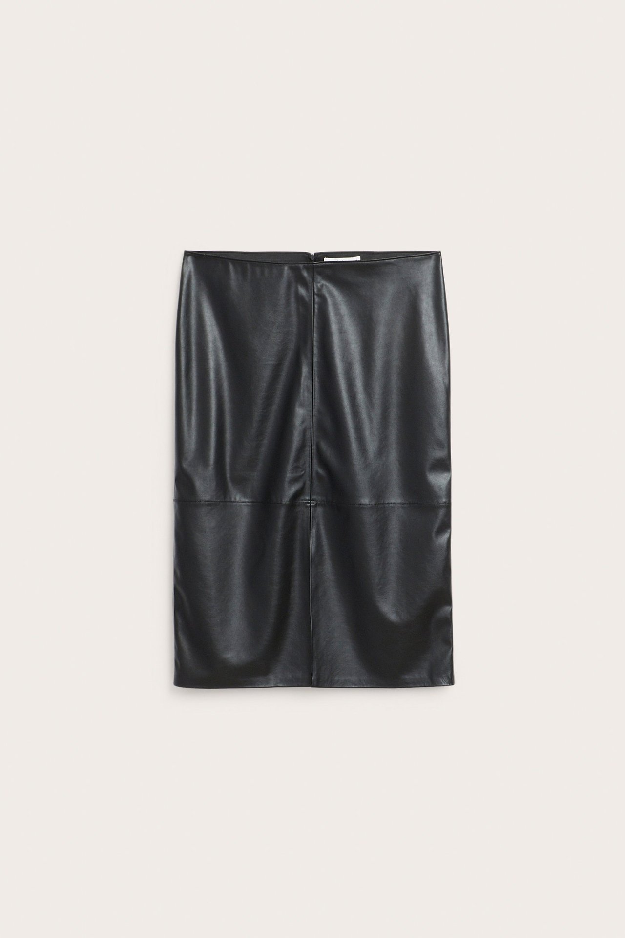 Widok z przodu czarnej spódnicy ołówkowej z PU, o prostym kroju i szwach panelowych.
