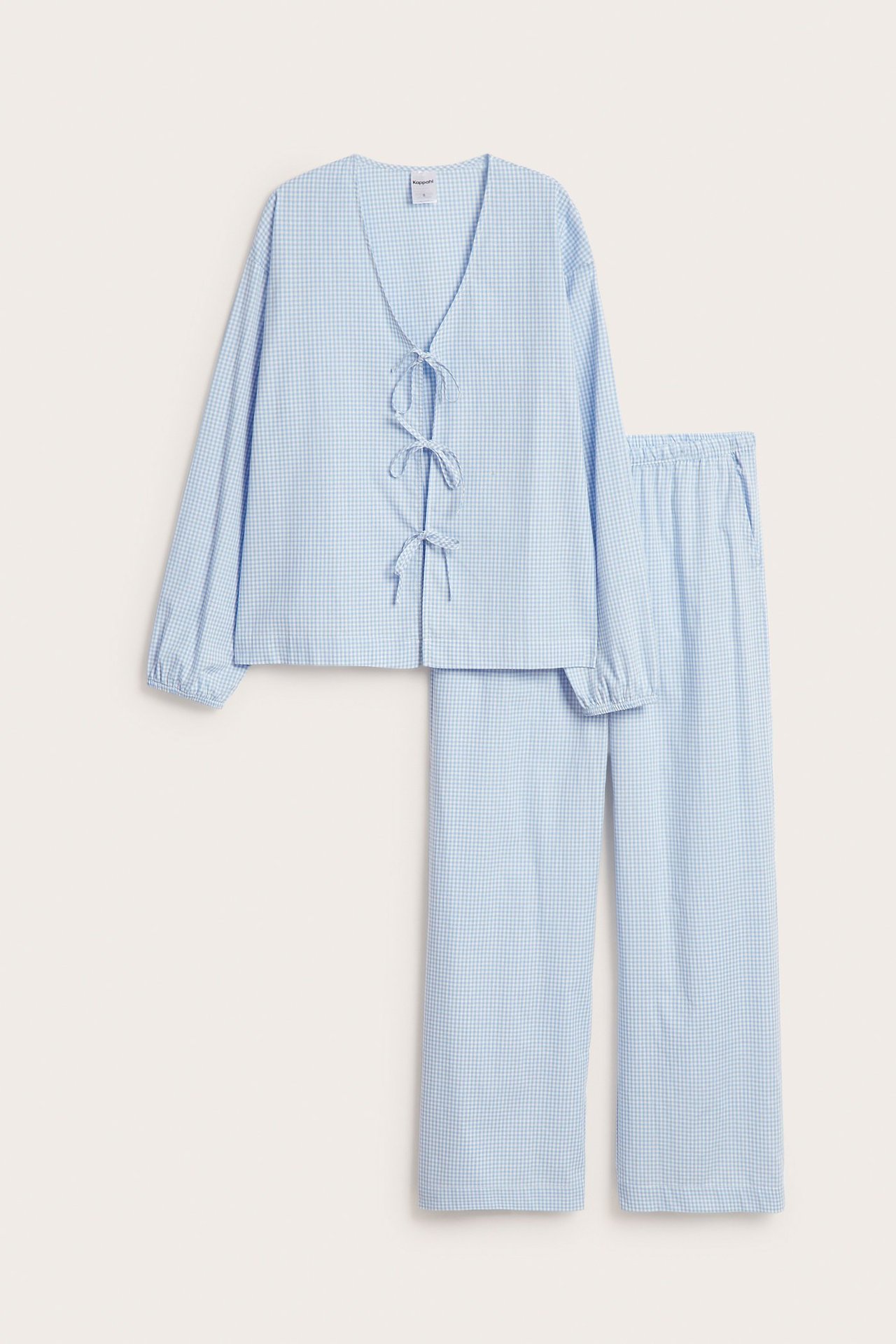 Frontvisning av en blå- og hvitrutete pyjamas i bomull, med knytetopp og bukse med elastisk midje.
