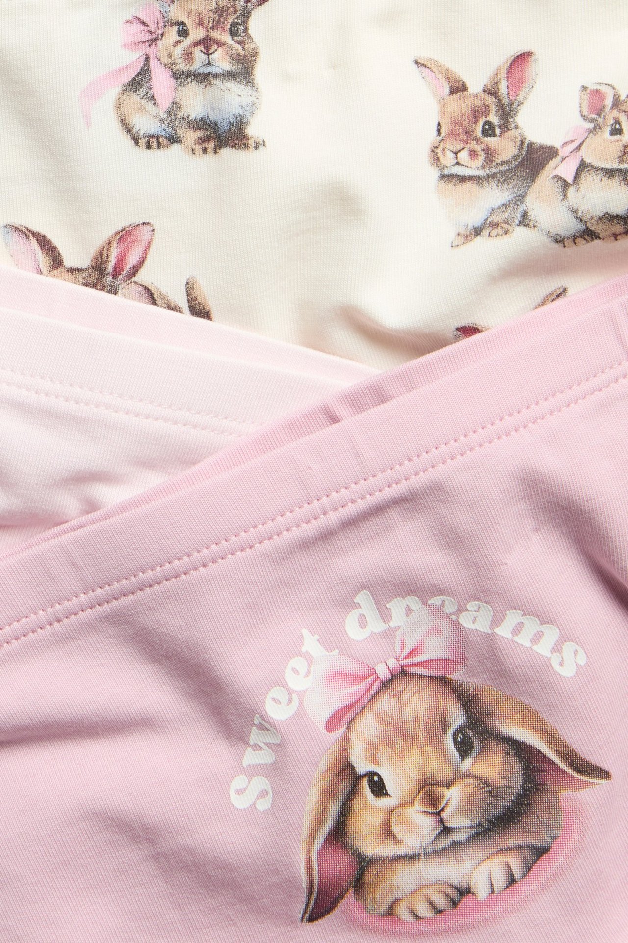 Zestaw trzech różowych majtek dziecięcych z królikami, wzorzyste, bawełna i elastan.