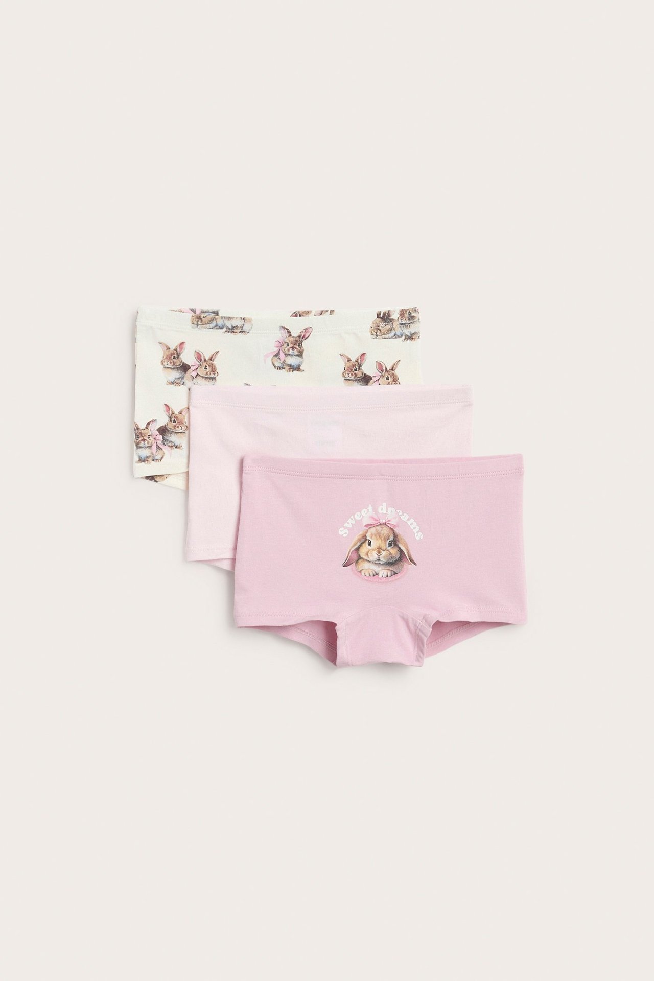 Zestaw trzech dziecięcych bokserów w jasnoróżowym kolorze, z zwierzęcymi motywami.