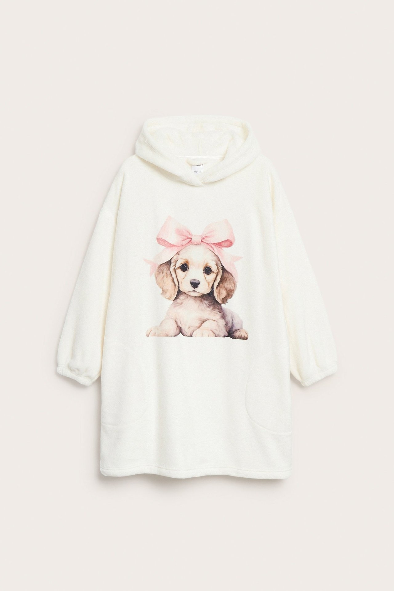 Widok z przodu dziecięcego, ecru polarowego szlafroka-bluzy z motywem szczeniaka i różową kokardą.