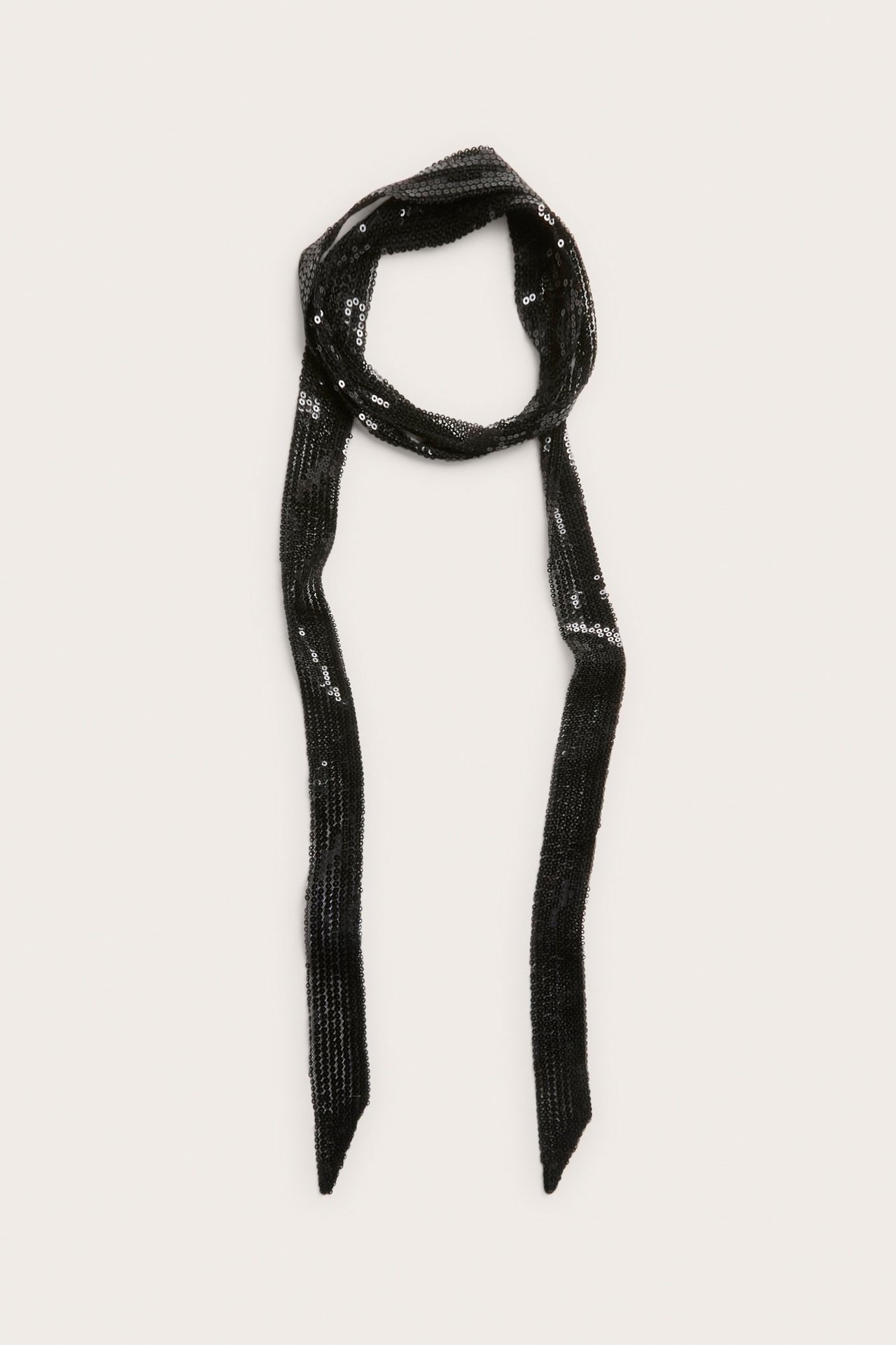 Widok z góry: wąski czarny szal z siateczki z cekinami, zawiązany w pętlę.