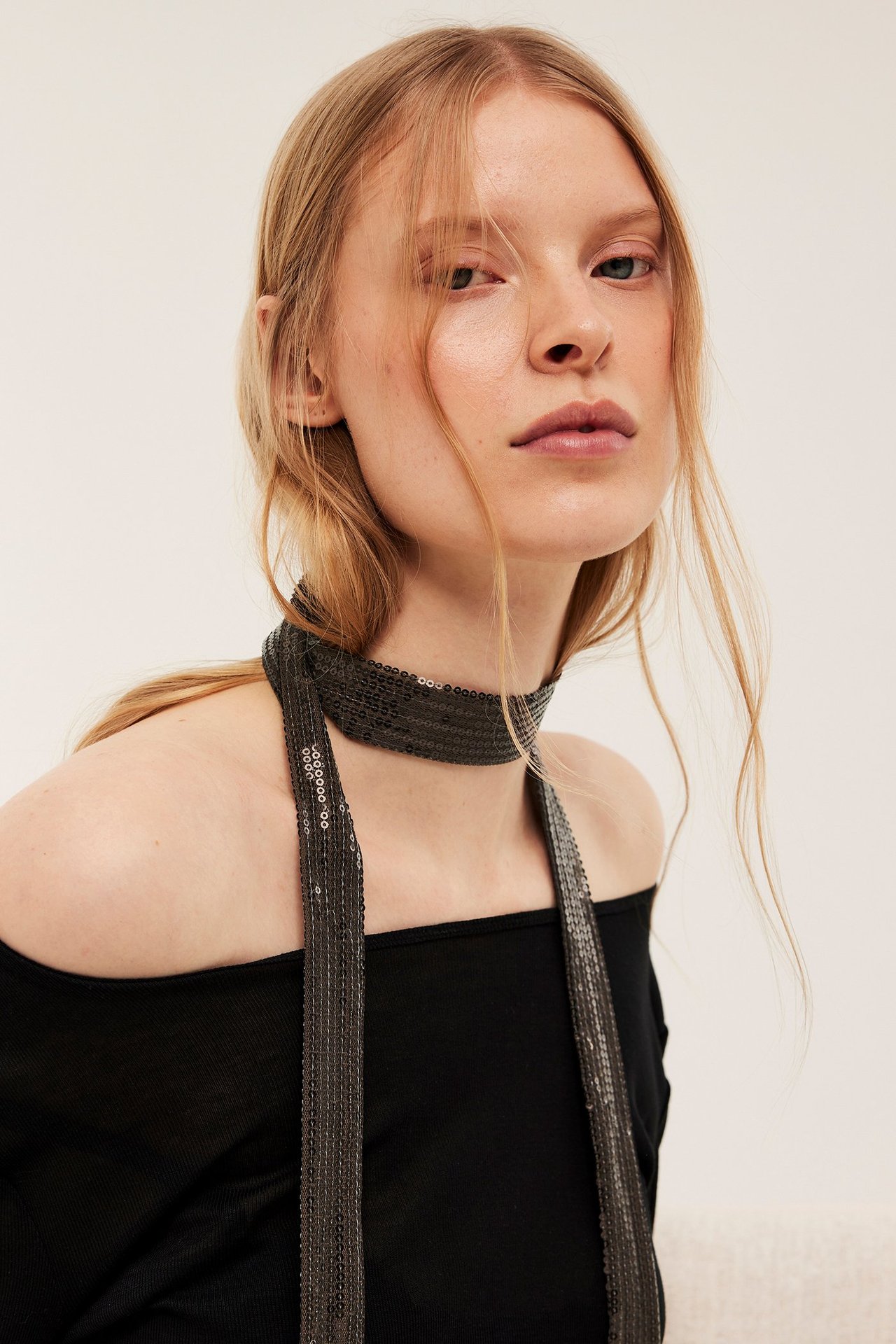 Tummanruskea kapea juhlahuivi meshissä paljeteilla, 3-pakkaus, etunäkymä.