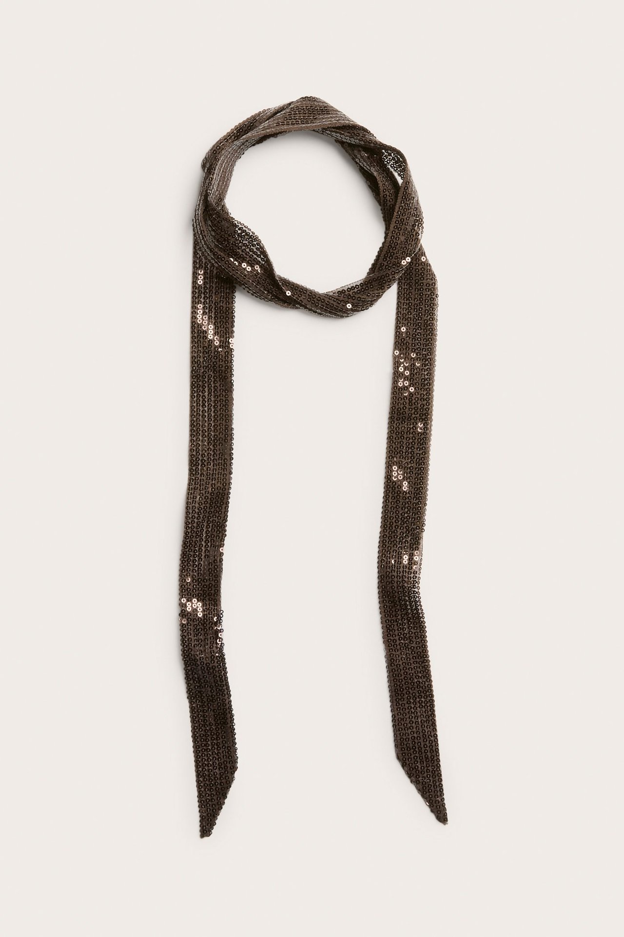 Widok z przodu: cienki ciemnobrązowy szalik z siateczki z pasującymi cekinami, skręcony u góry.