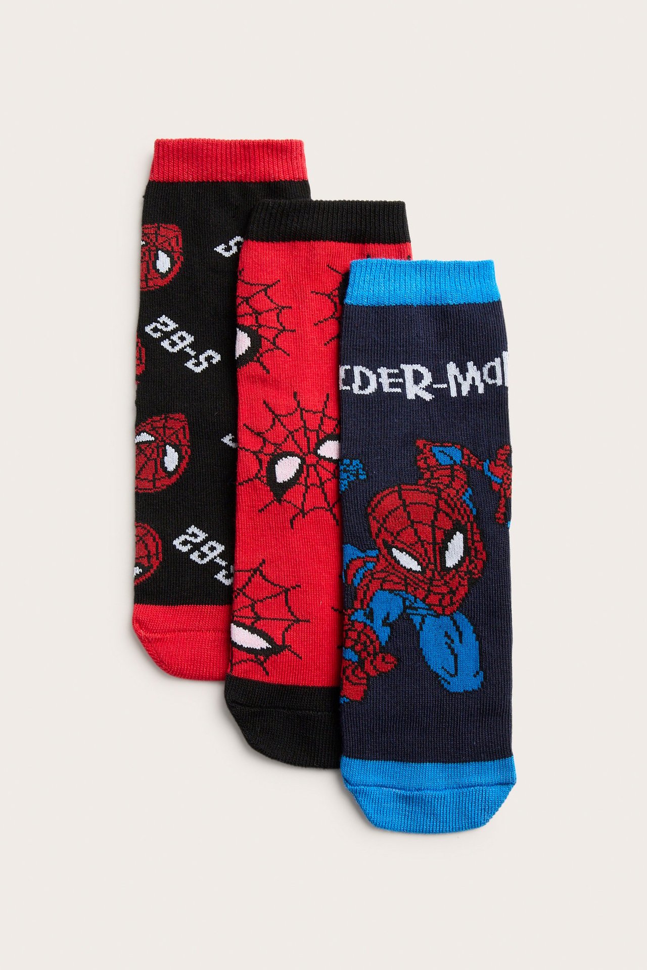 Widok z przodu: 3-pak skarpetek dziecięcych Spiderman. Granatowe z postacią, czerwone z siecią, czarne z maskami.
