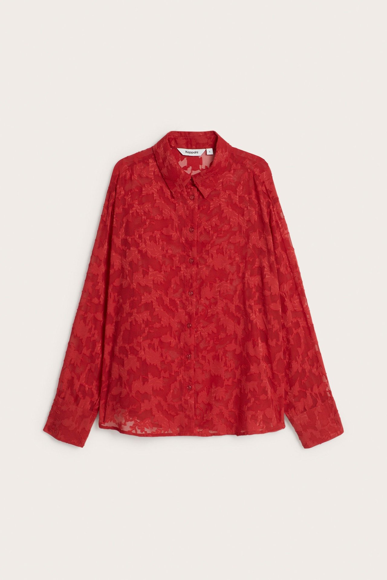 Widok z przodu czerwonej, długiej koszuli poliestrowej z żakardowym wzorem kwiatowym i guzikami.