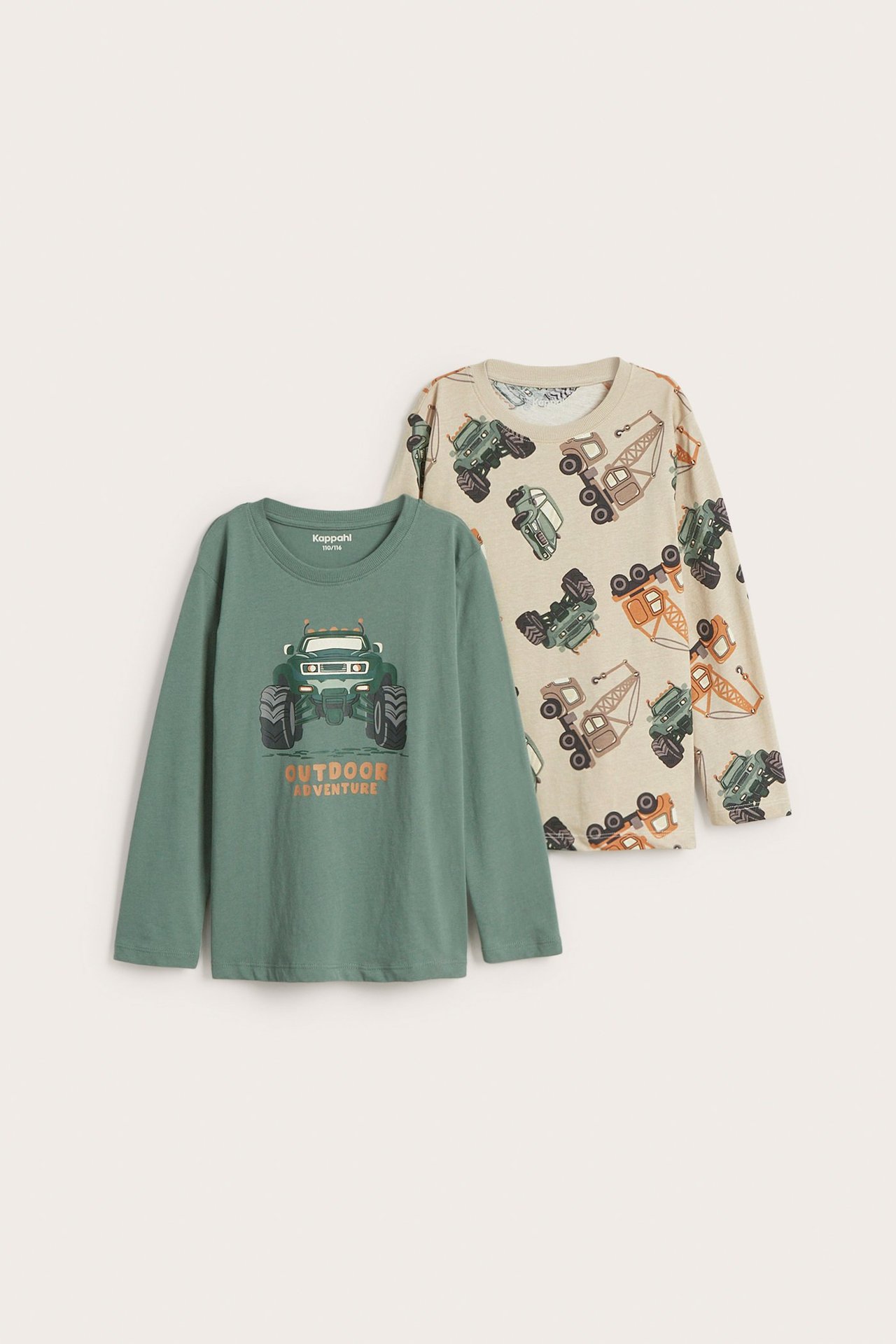 Widok z przodu dwóch dziecięcych bawełnianych koszulek z długim rękawem: ciemnozielona z monster truckiem, beżowa z pojazdami.