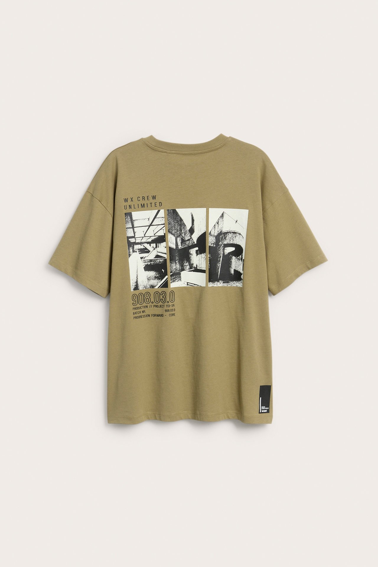 Bakifrån, en brun bomulls-T-shirt med avslappnad passform och ett stort svartvitt grafiskt tryck på ryggen.