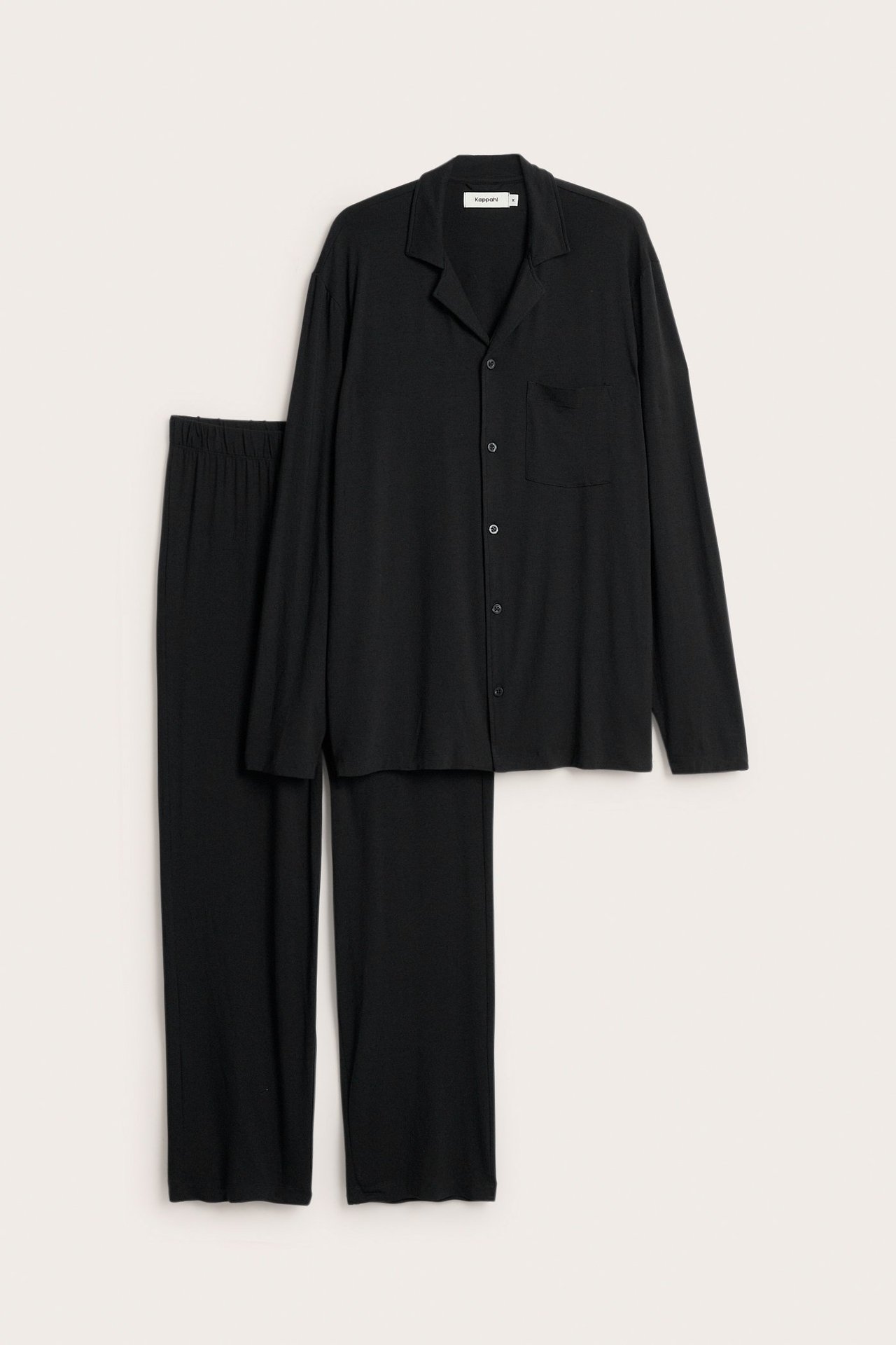 Frontvisning av svart pyjamassett for menn: langermet skjorte med knapper og lomme, og matchende bukser.