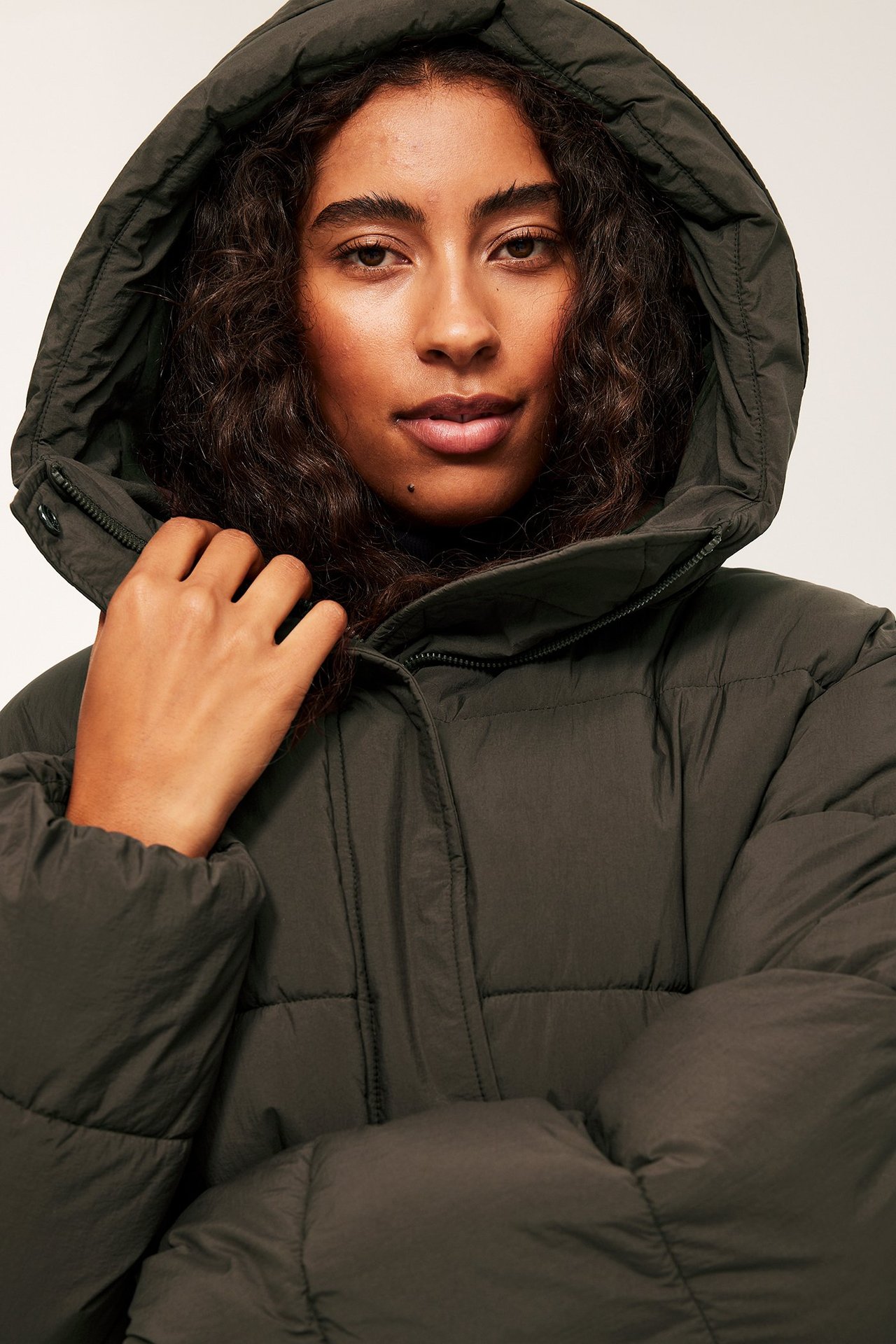 Tummansininen naisten toppaliivi huppulla ja kiristysnyörit, edestä katsottuna.