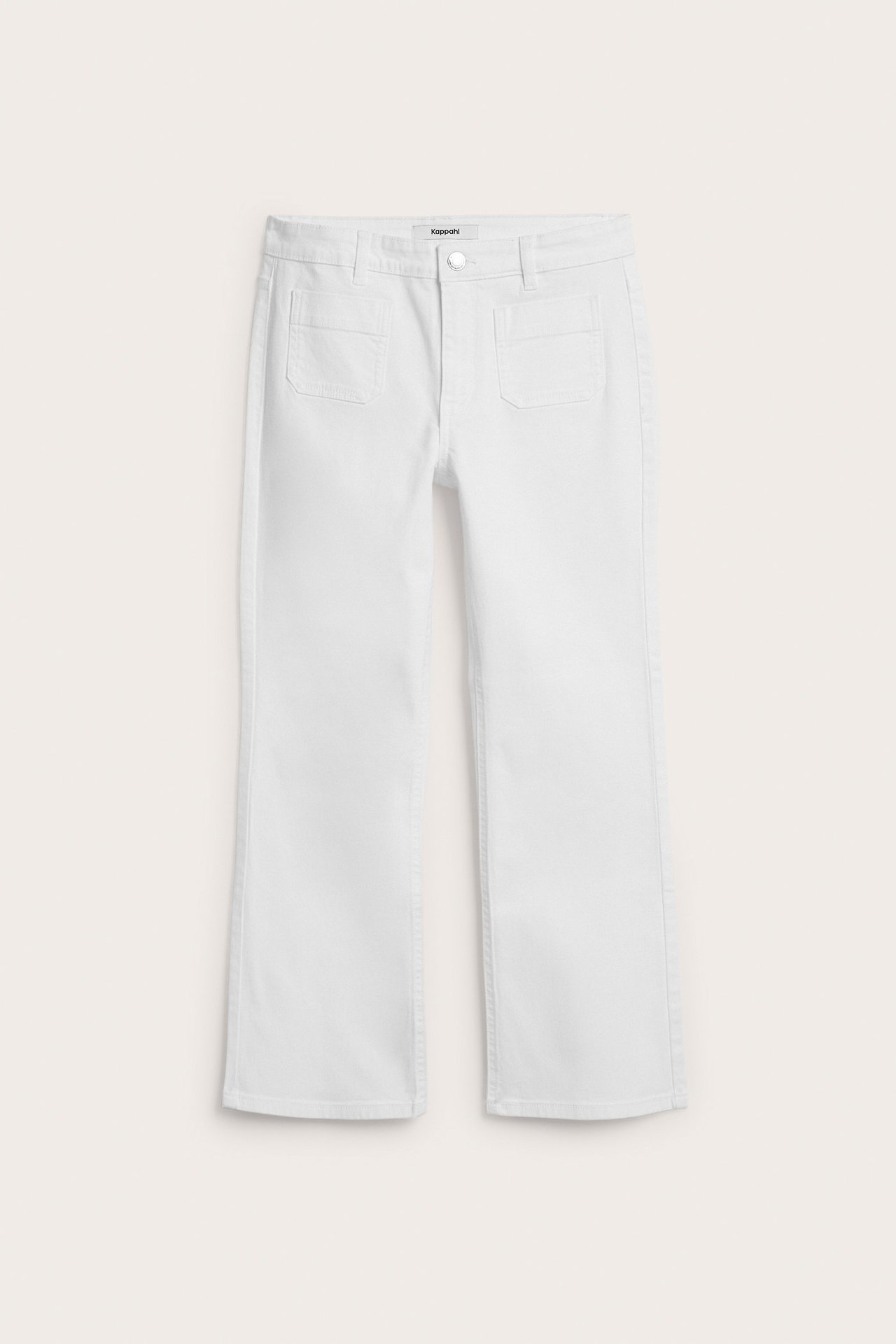 Frontbilde av hvite cropped flare-jeans med normalt liv og frontlommer.