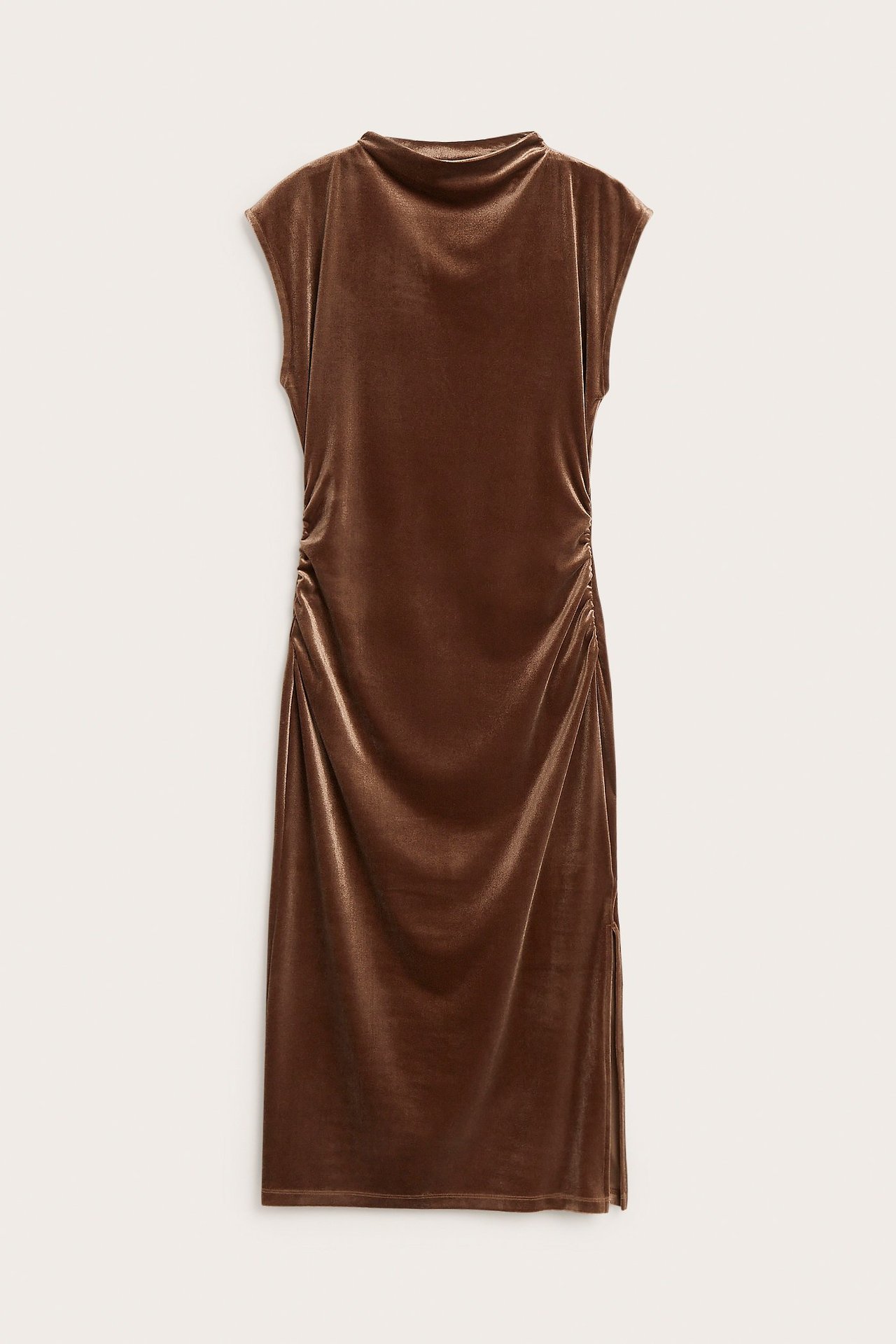 Edestä näkymä: Pitkä, tiukka, ruskea samettinen hihaton mekko, korkea kaulus ja rypytys.