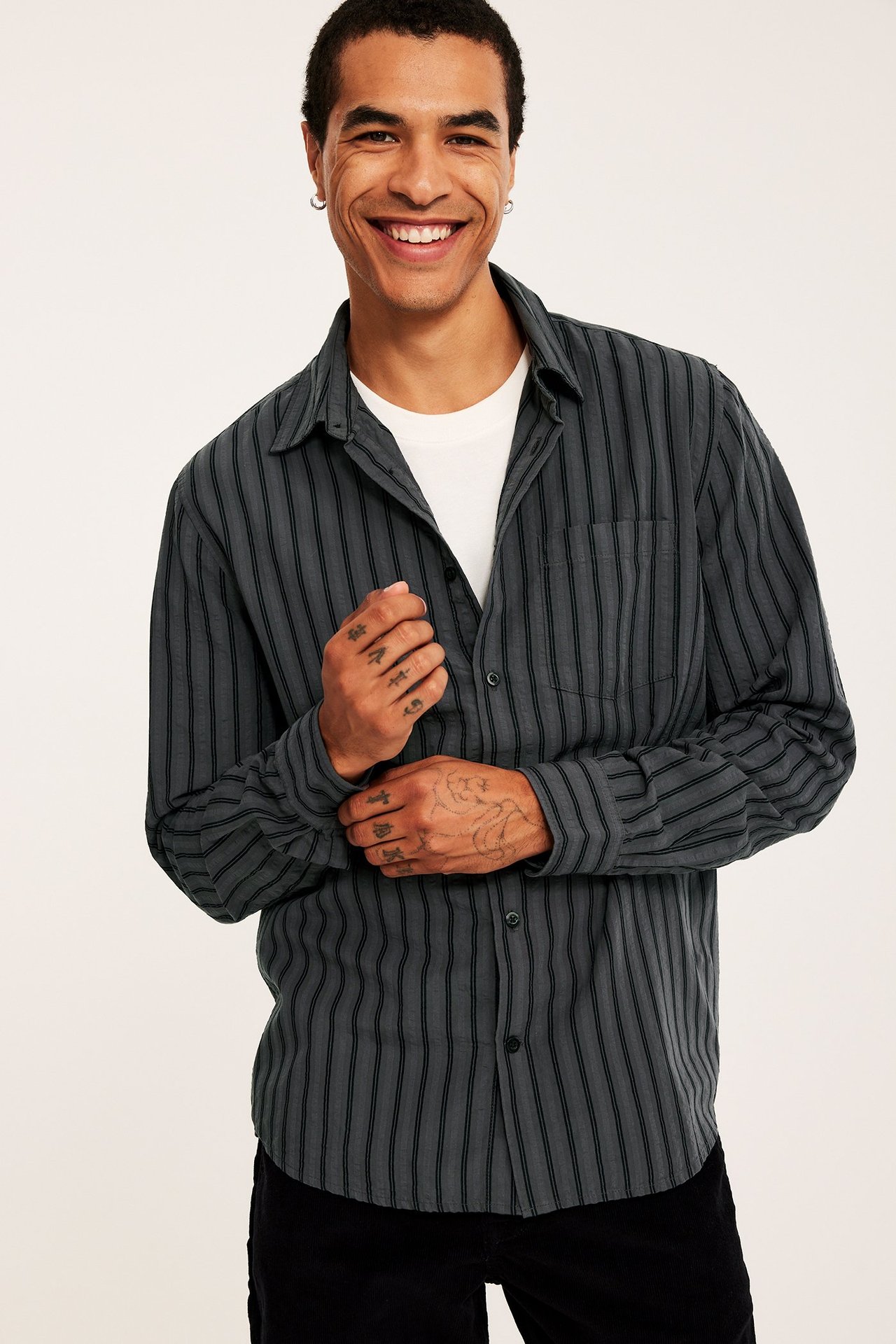 Mansskjorta i Tencel mix med randig struktur, mörkgrå färg och justerbara manschetter.